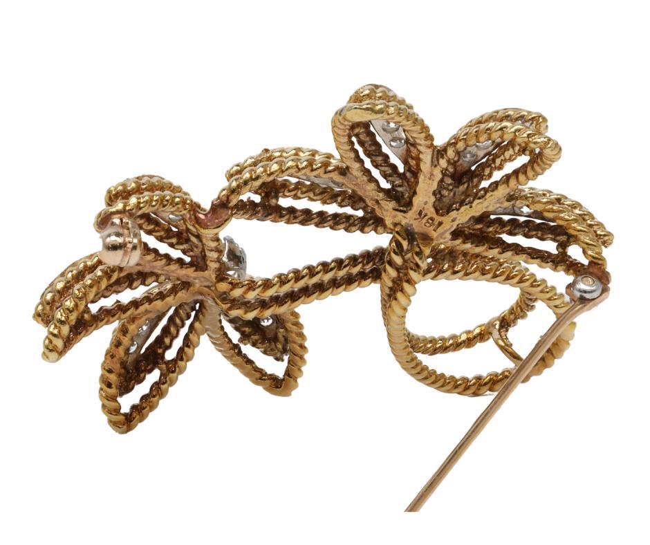 Femenino o masculino Broche Retro Diseño Floral Oro Amarillo 18k y Diamantes en venta
