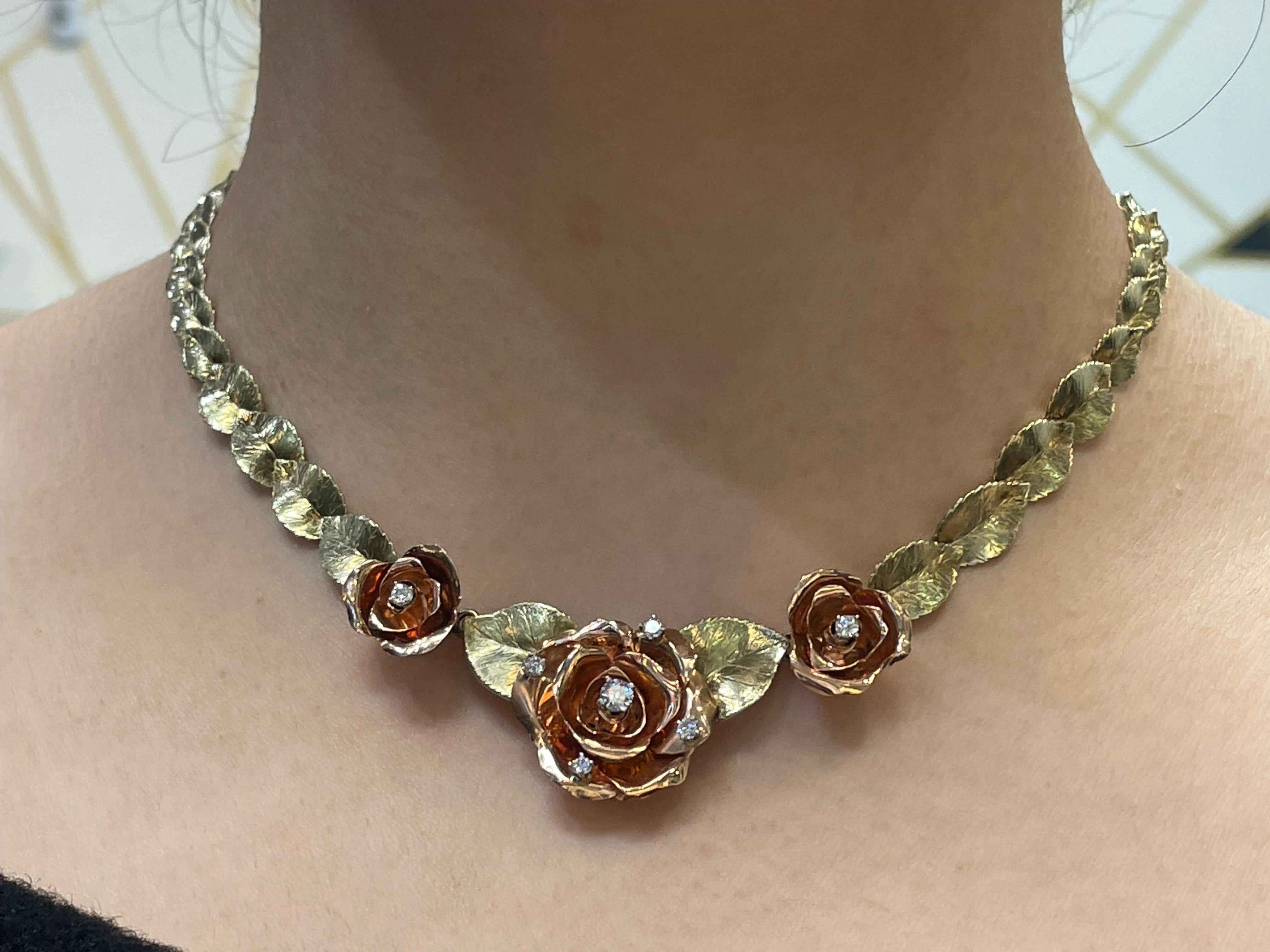 Retro-Blumen-Halskette
 
Zweifarbige Blumenkette aus Gold mit drei Rosen aus Roségold, verziert mit Diamanten im Rundschliff und Blättern aus Gelbgold. 

Hergestellt um 1940

Ungefähre Länge: 16
