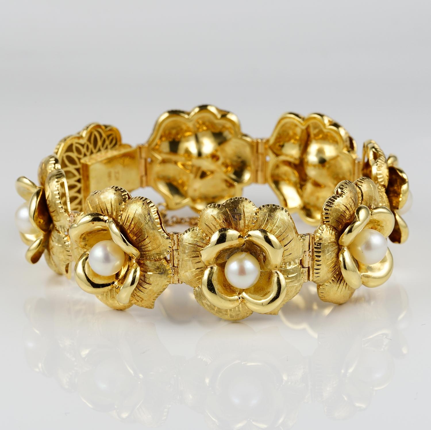 Charmant handgefertigt in den späten 1940er Jahren, modelliert mit einer durchgehenden Linie von dreidimensionalen Blumen mit Satin-, Schnitz- und Polierdetails für einen einzigartigen Effekt, überfüllt mit Perlen
Einfach zu tragen und mit Ihrer