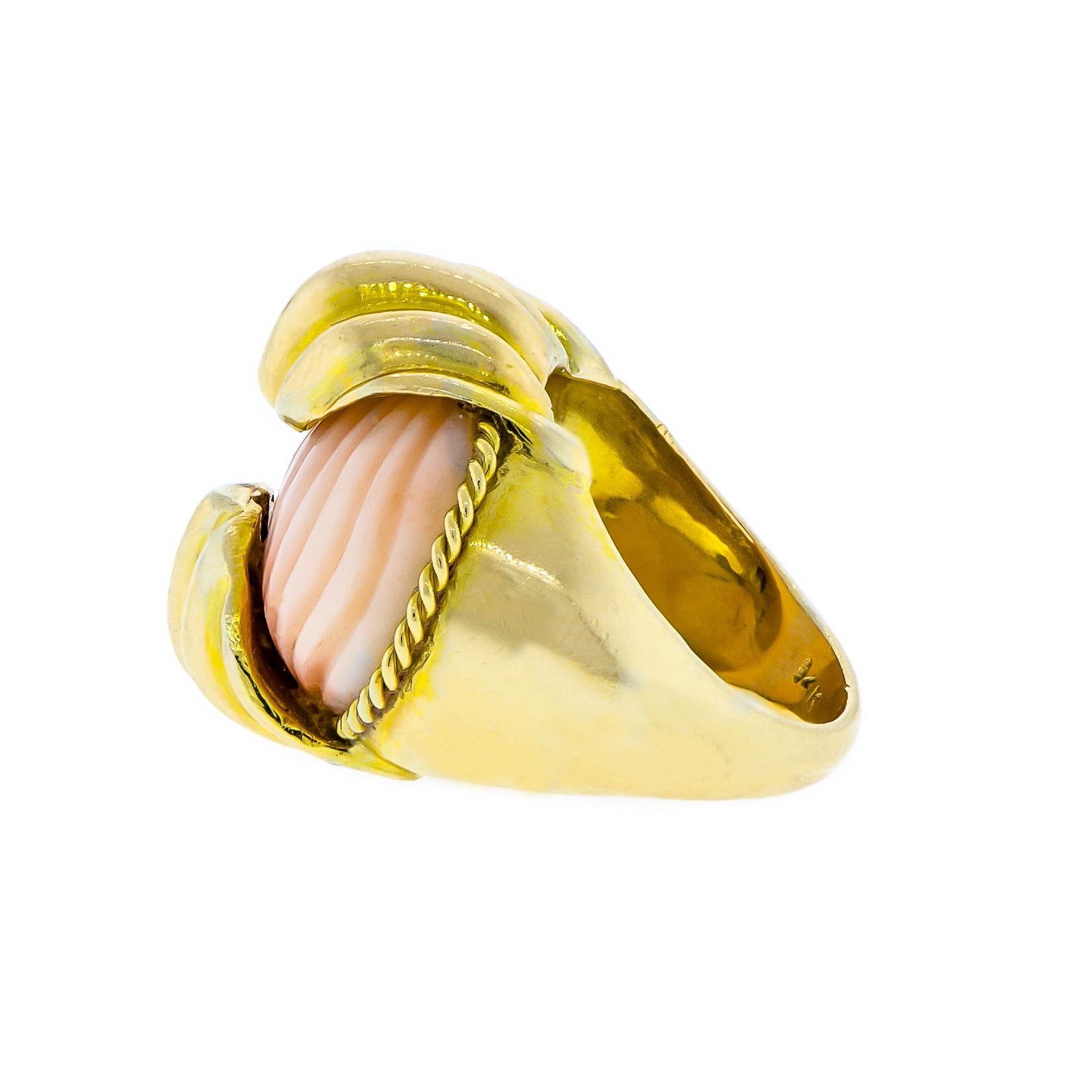 Taille ovale Bague rétro en corail cannelé et or jaune 14 carats en vente