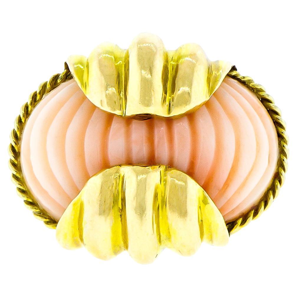 Retro-Ring aus 14 Karat Gelbgold mit geriffelter Koralle im Angebot