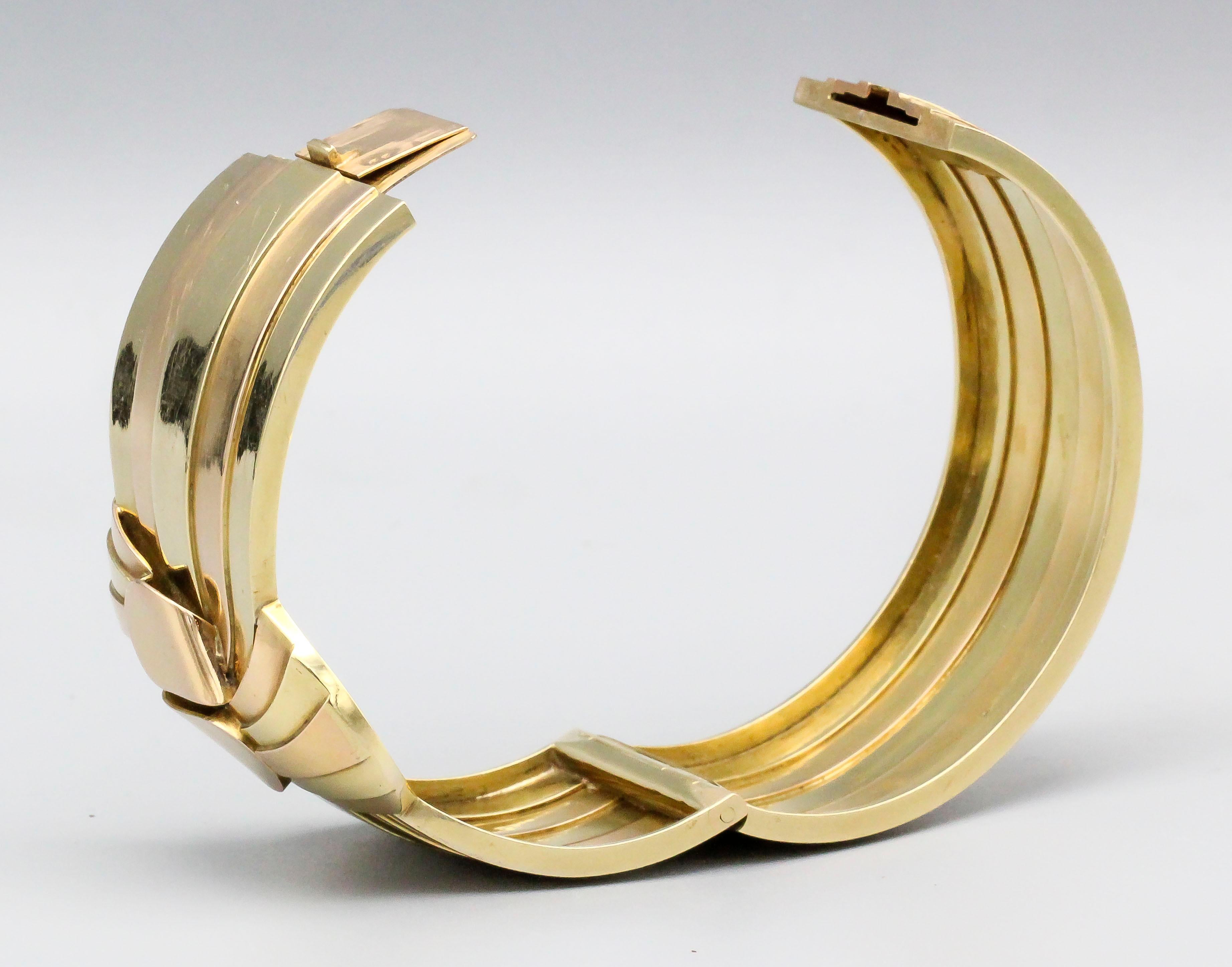 Retro French 18k Two Tone Gold Bangle Bracelet In Good Condition For Sale In New York, NY