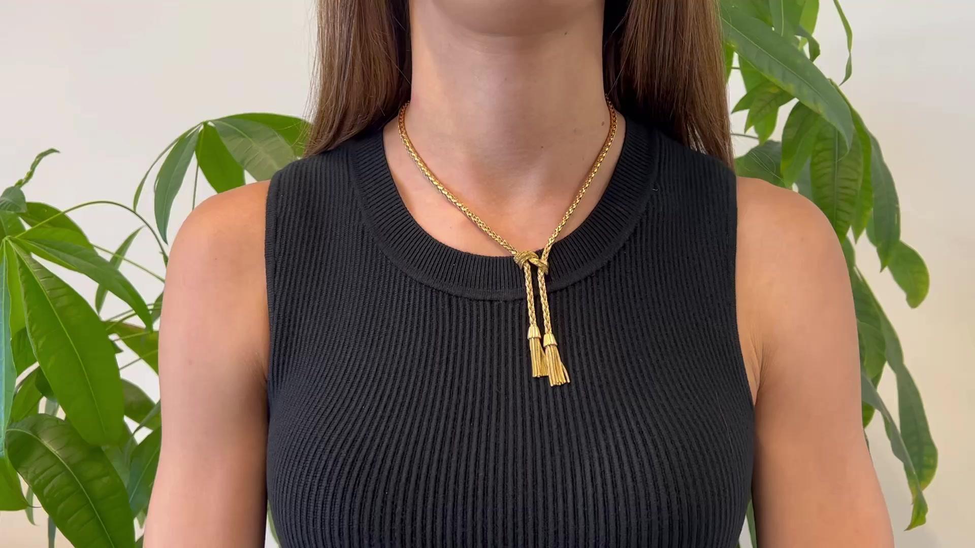 Ein Retro-Französisch 18k Zwei-Ton-Gold Quaste Halskette. Gefertigt aus 18 Karat Gelb- und Roségold mit französischen Punzen. Um 1945. Die Halskette ist 16 ½ Zoll lang. 

Über diesen Artikel: Diese Retro-Halskette erinnert an das stilvolle Flair des