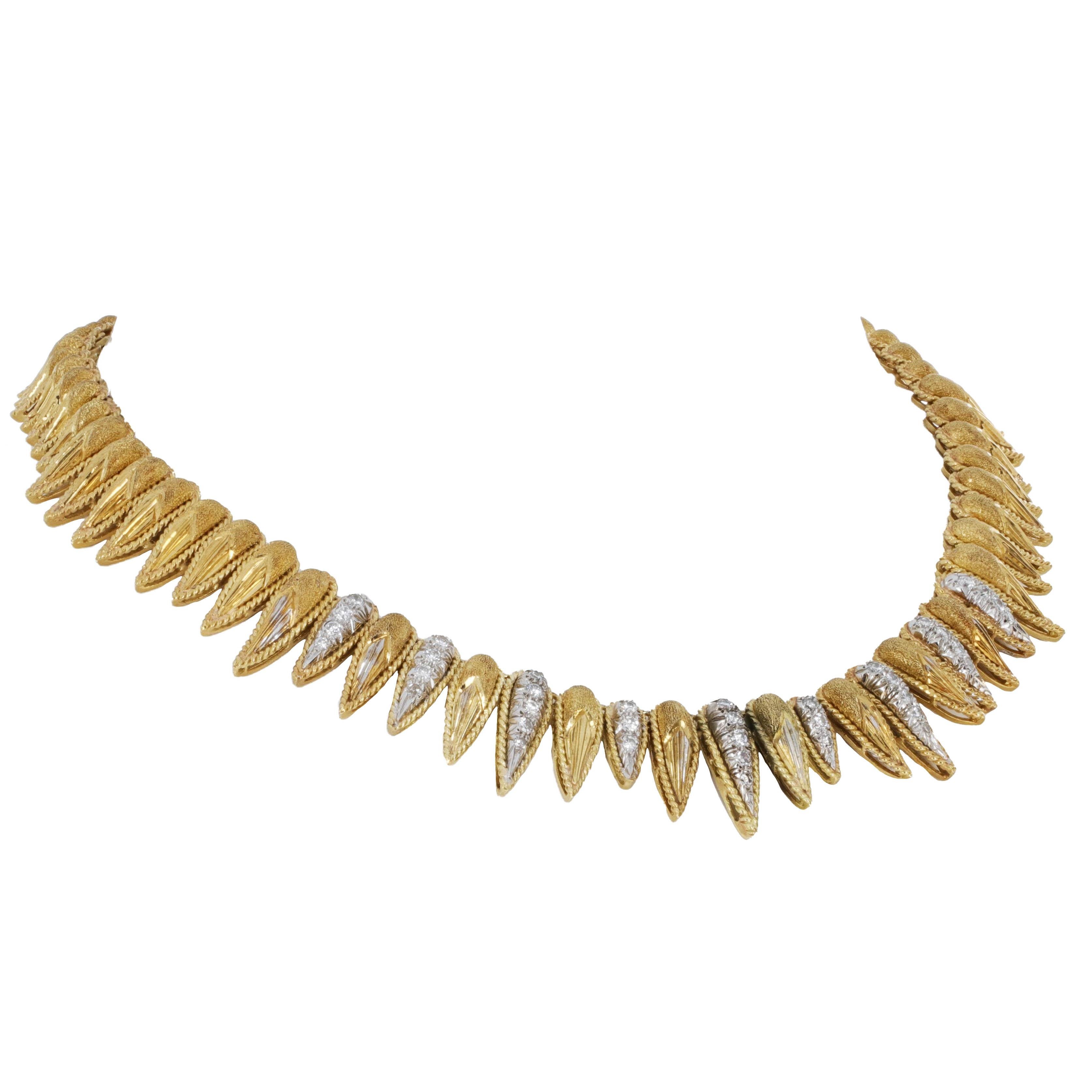 Collier rétro français en or jaune 18K et diamants, 0.75 ctw, 79.7g. Les maillons en forme de feuilles gravées à la main témoignent d'un savoir-faire exquis et d'une sophistication intemporelle.

Cet exceptionnel collier rétro français en or jaune