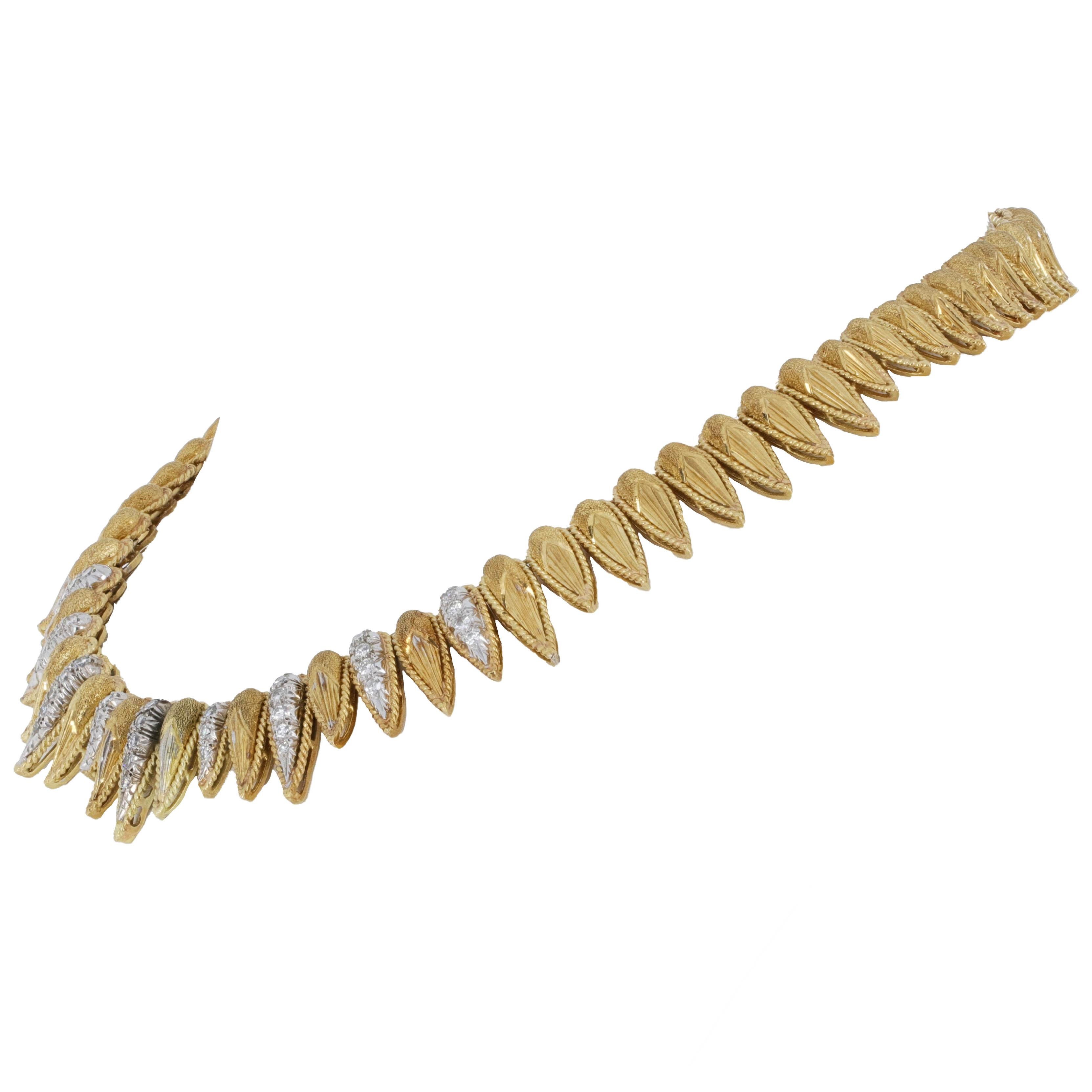 Taille ronde Collier ras du cou rétro français en or jaune 18K et diamants à feuilles en vente