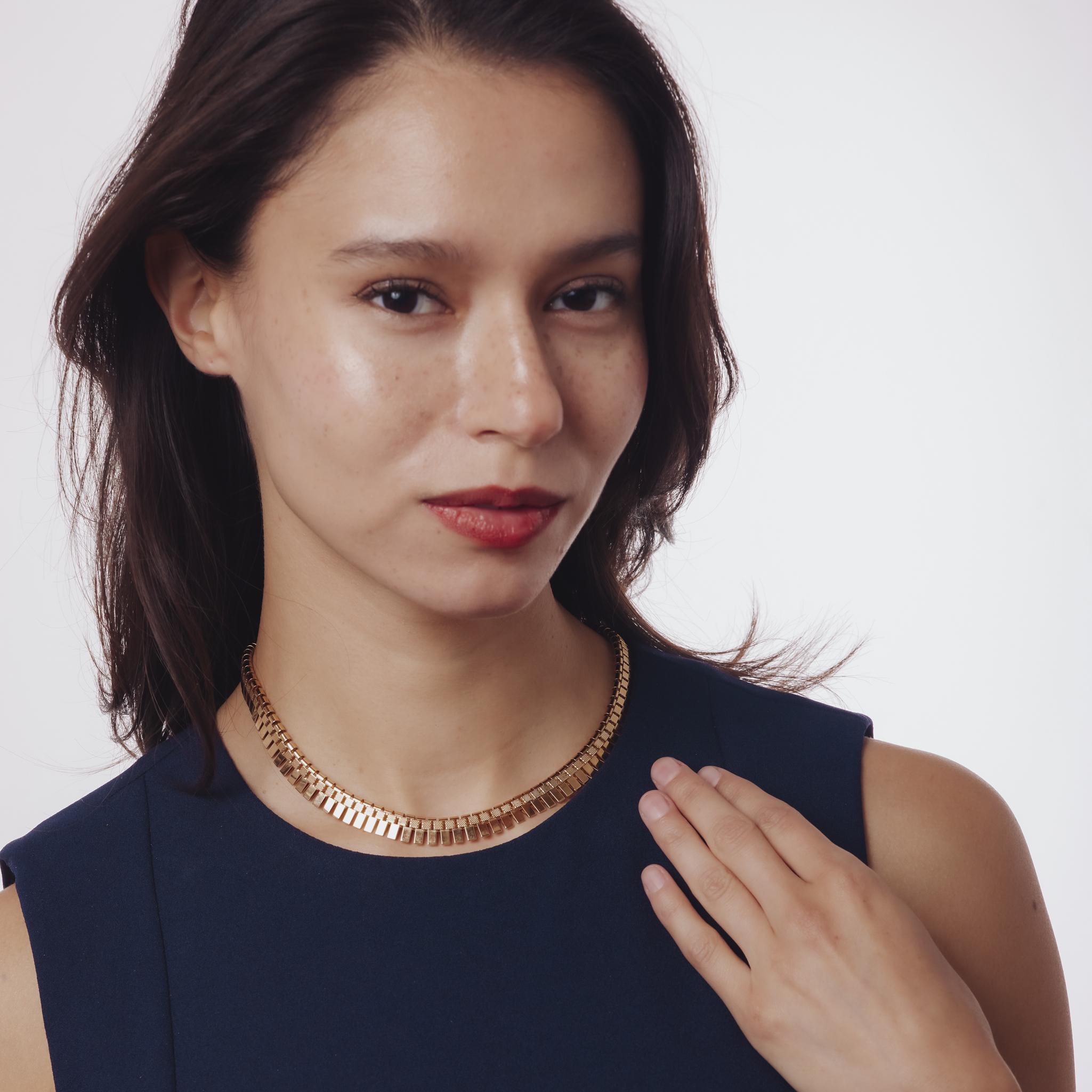 Ce collier français rétro des années 1940 met en valeur l'éclat chaleureux de l'or jaune 18 carats, magnifiquement travaillé avec des poinçons français classiques qui témoignent de son élégance intemporelle et de son savoir-faire.