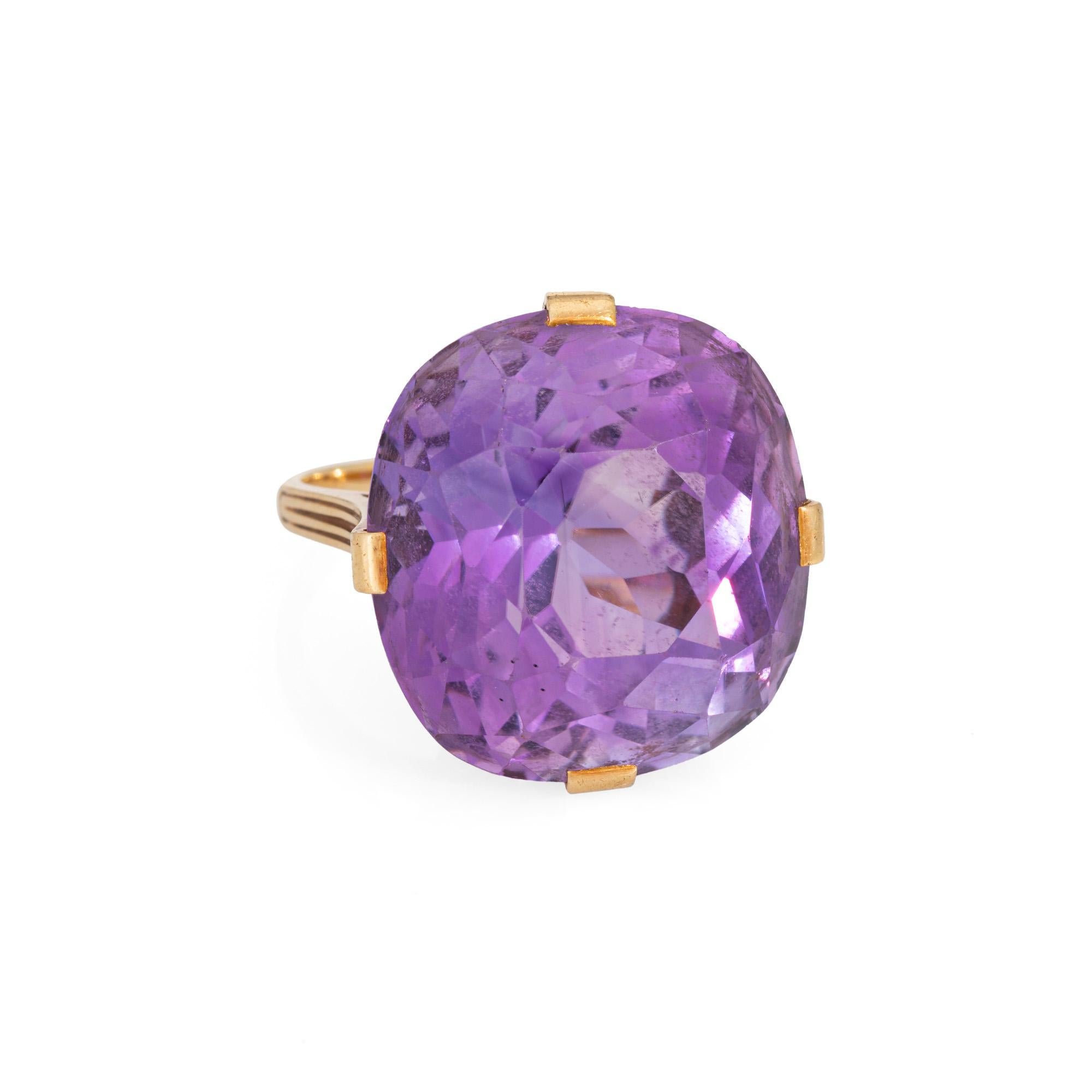 Bague de cocktail vintage rétro en améthyste (circa 1940s)  en or jaune 18 carats. 

L'améthyste facettée en forme de coussin mesure 20,5 mm x 18 mm (estimée à 30 carats). Note : quelques légères abrasions de surface sur l'améthyste (visibles à la