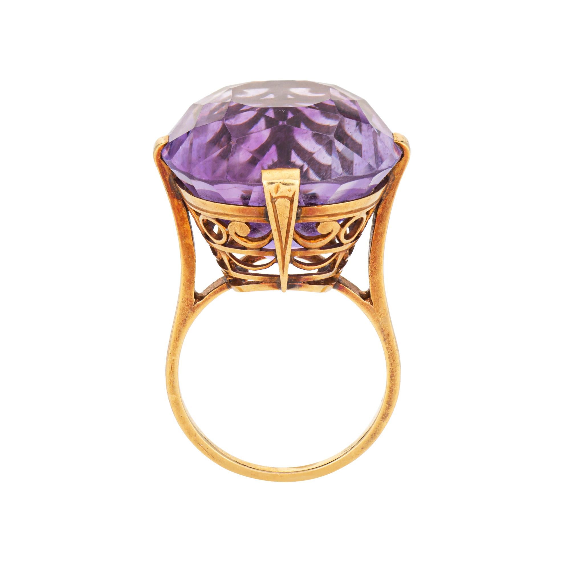 Rétro Grande bague cocktail rétro française en or jaune 18 carats avec améthyste 30 carats, taille 6,75 en vente