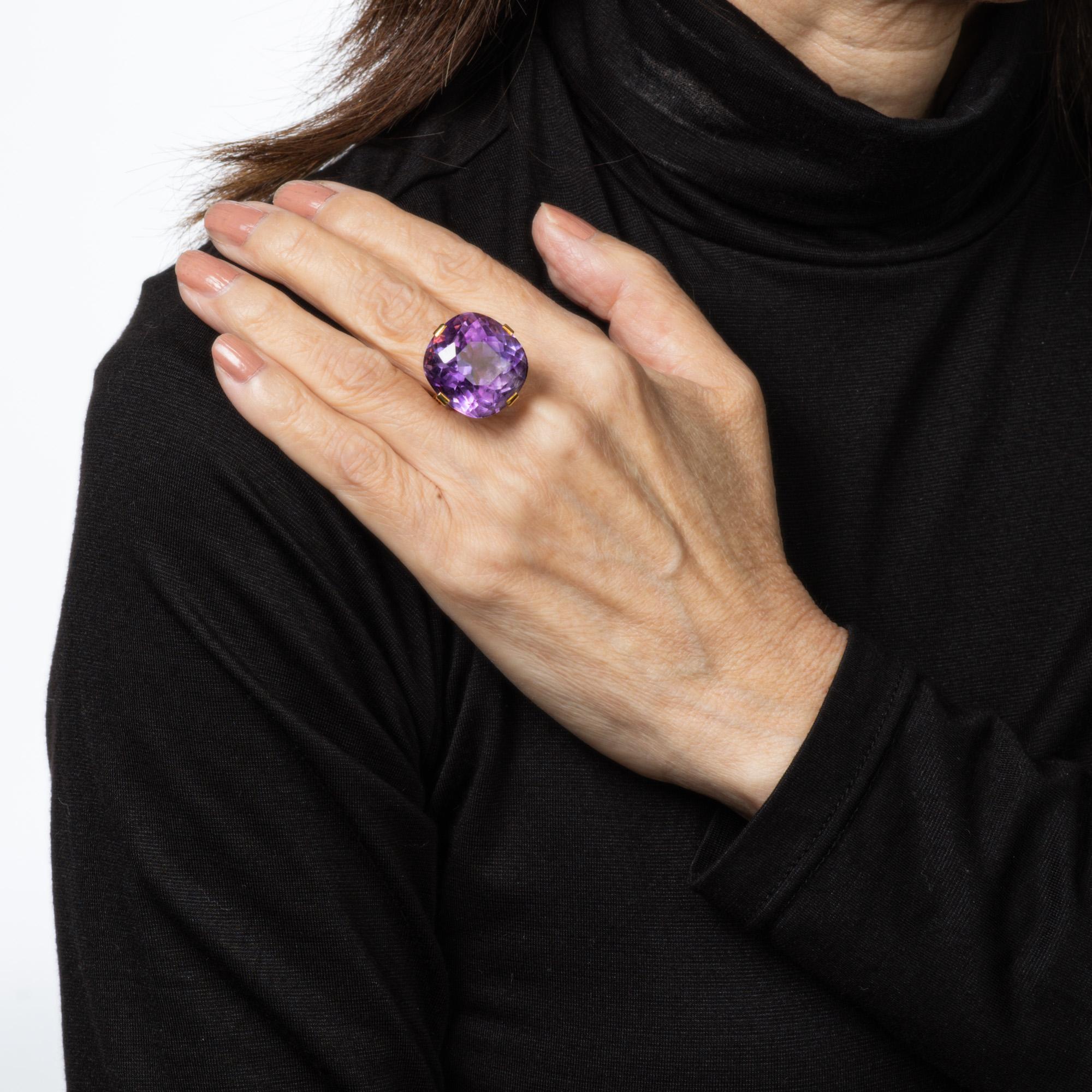 Grande bague cocktail rétro française en or jaune 18 carats avec améthyste 30 carats, taille 6,75 en vente 1