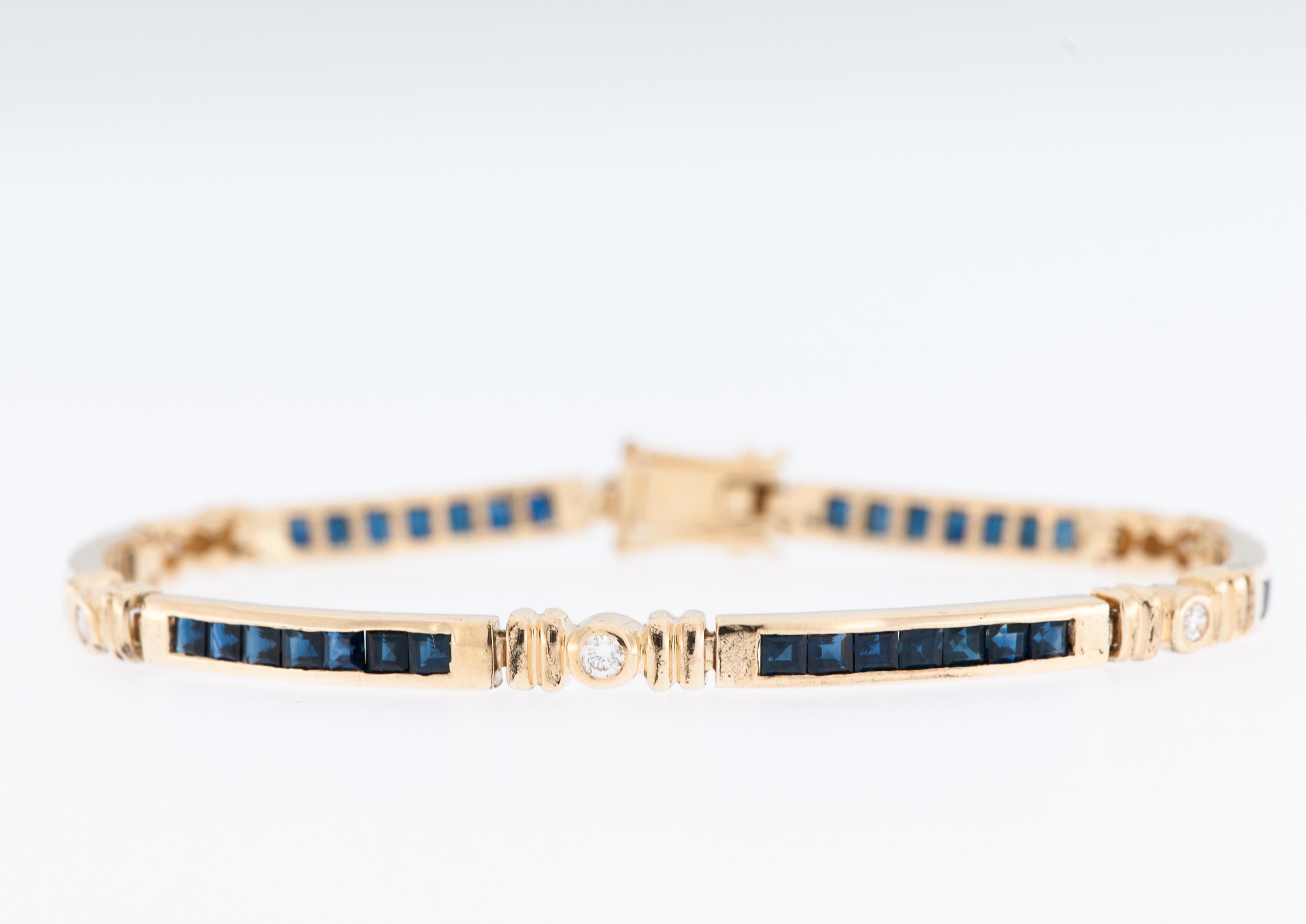 Das Retro French Armband ist ein zeitloses und exquisites Stück aus 18-karätigem Gelbgold, das eine perfekte Mischung aus Raffinesse und Vintage-Charme bietet. Das Armband ist mit einer Kombination aus Diamanten und Saphiren verziert, die sorgfältig