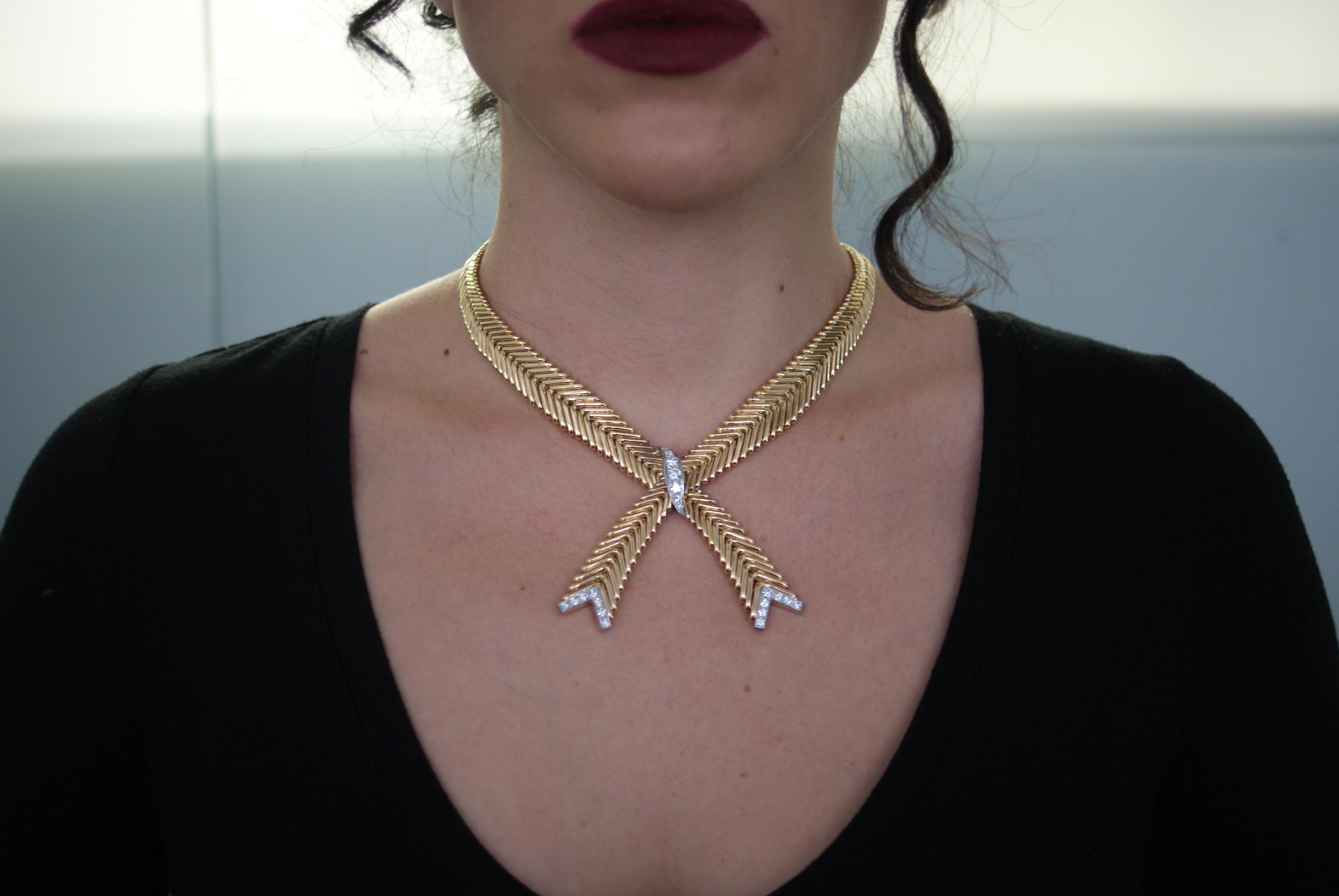 French Retro necklace from ca. 1950, beautifully handcrafted with V-shaped polished gold elements that form an interesting herringbone design. The in size and angle graduating 18 karat yellow gold elements form a smooth and most wearable necklace