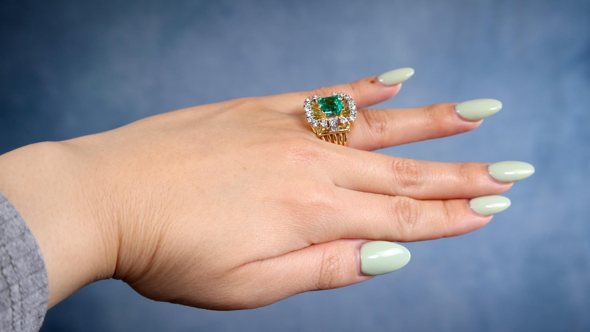 Brilliant Cut Retro French GIA 2.68 Carat Colombian Emerald Diamond 18k Yellow Gold Ring For Sale