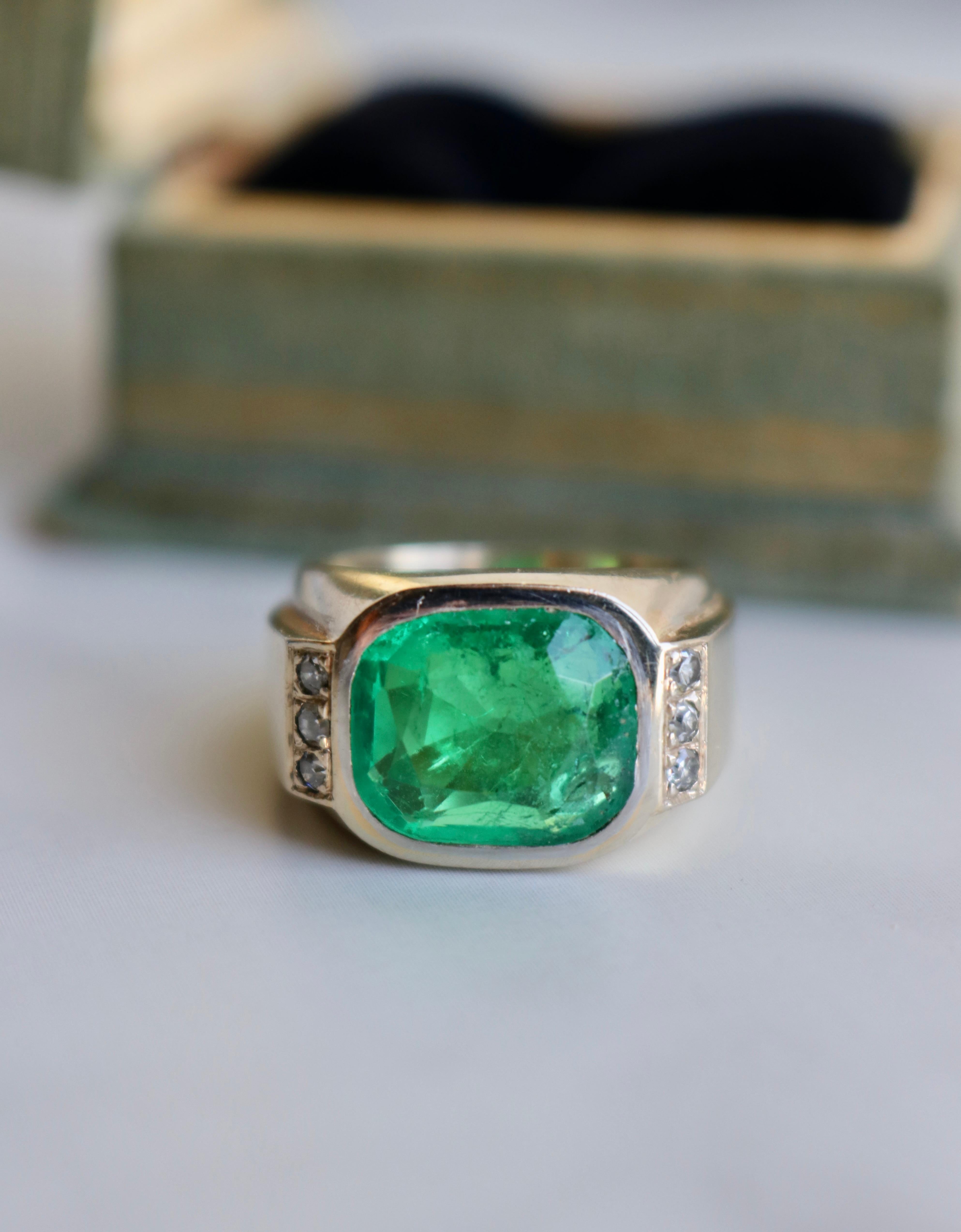 Women's or Men's Retro French GIA Colombian Emerald 18k Yellow Gold Ring For Sale