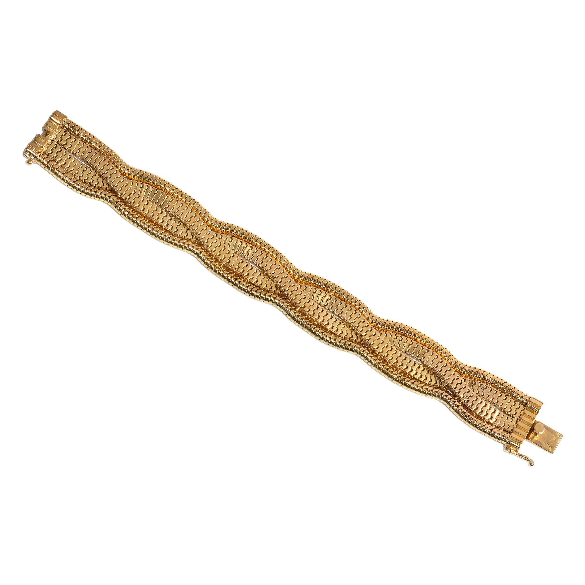 Bracelet Retro en or en forme de boîte et chaîne serpent, conçu comme une chaîne boîte torsadée et aplatie bordée des deux côtés par une chaîne serpent ondulante, complétée par un fermoir à languette et une sécurité en forme de 8, en 18k. France.

*