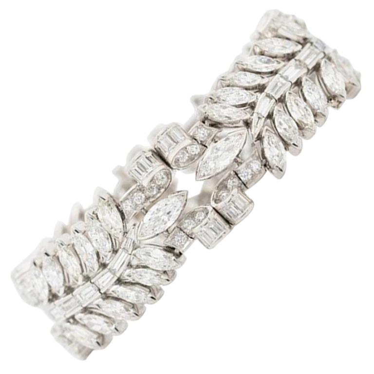 French Retro Platinum and 32.0 Carats Mixed Cut Diamond Bracelet, circa 1940s For Sale