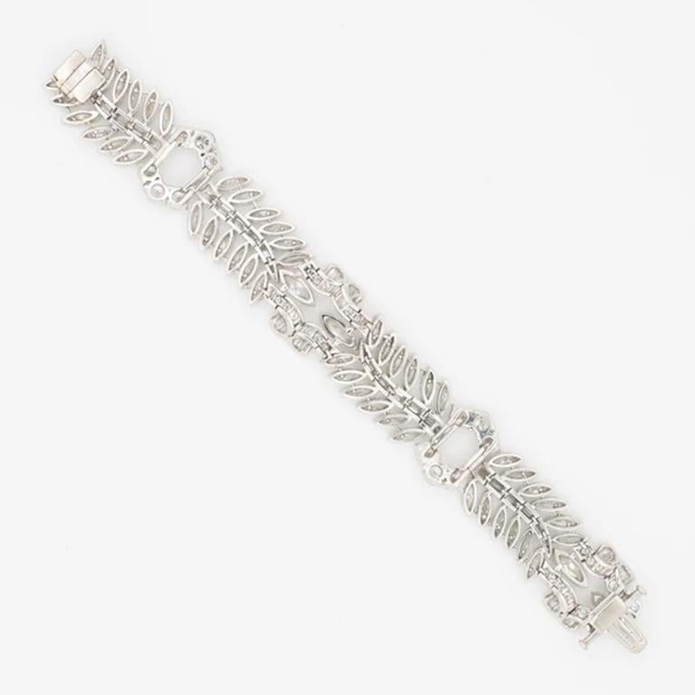 French Retro Platinum and 32.0 Carats Mixed Cut Diamond Bracelet, circa 1940s In Excellent Condition For Sale In New York, NY