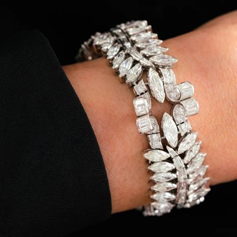 French Retro Platinum and 32.0 Carats Mixed Cut Diamond Bracelet, circa 1940s For Sale 2