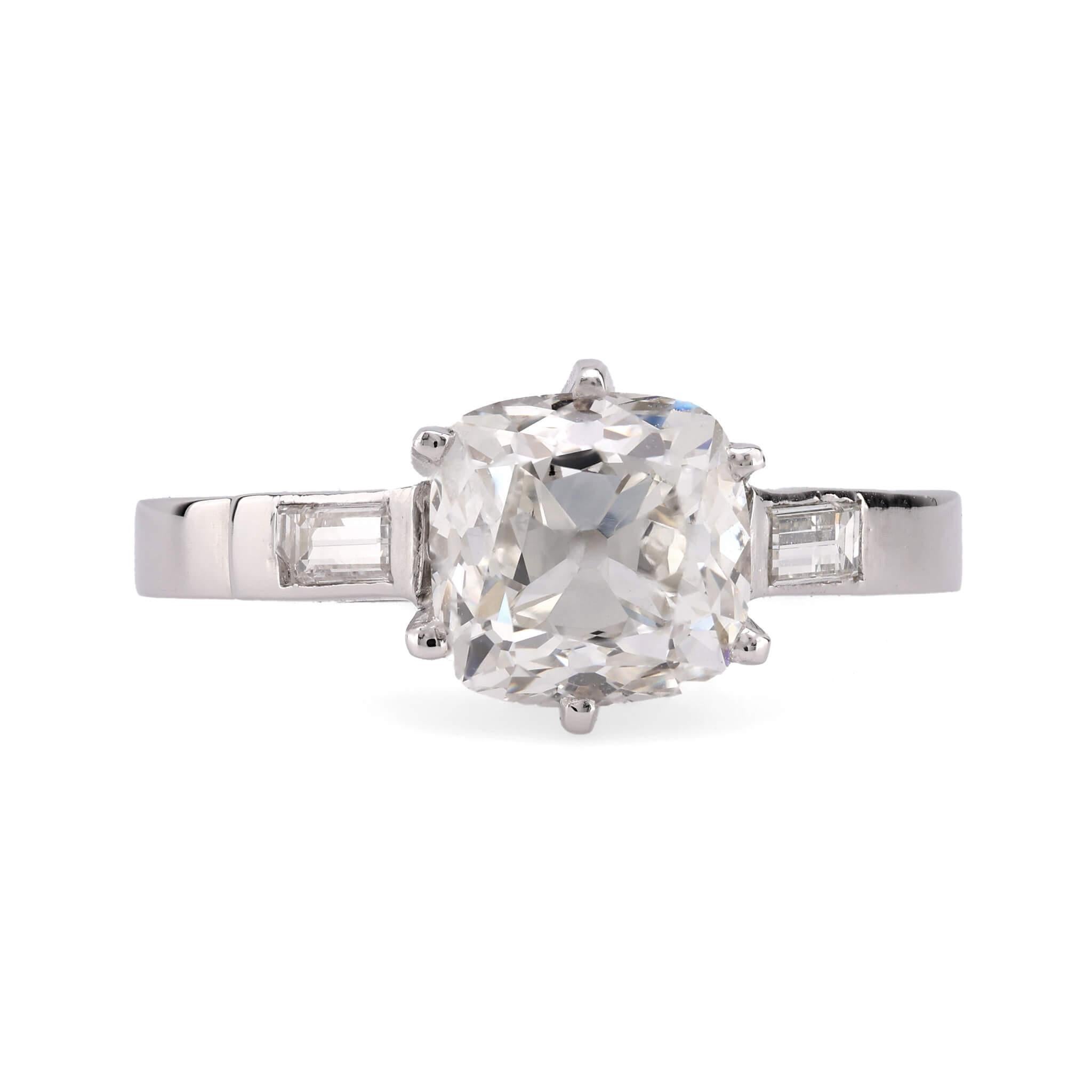 Uno squisito anello di fidanzamento con diamante di epoca retrò (ca. 1940)! Realizzato in platino, questo splendido anello presenta un diamante taglio old mine da 2,19 carati, incastonato in una montatura a sei punte. Il diamante ha un colore H e