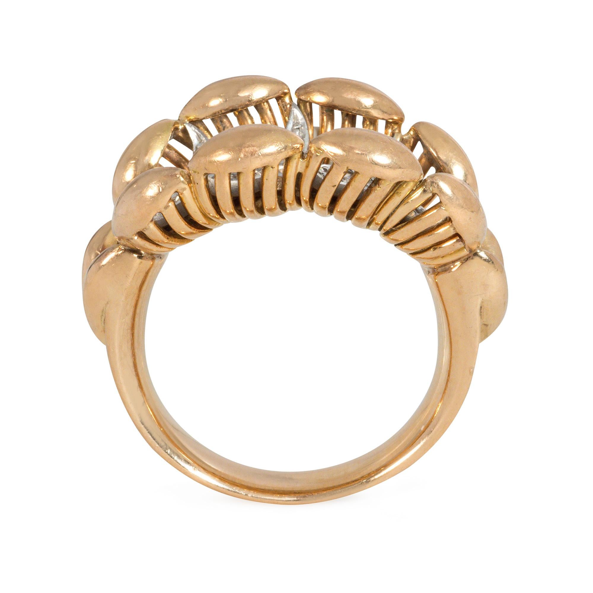 Rétro Bague rétro française en or rose et diamants au design stylisé en forme de feuille en vente