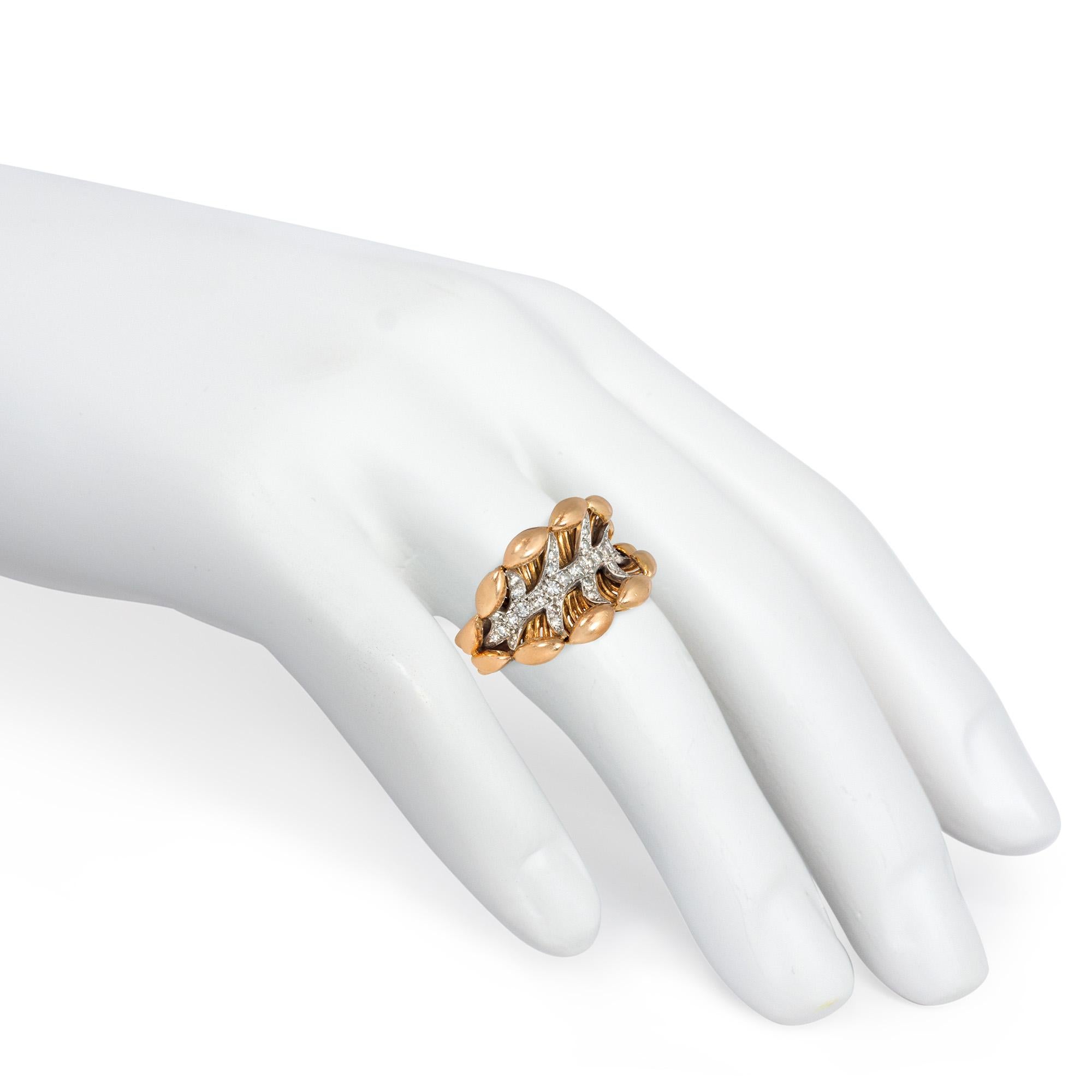 Taille ronde Bague rétro française en or rose et diamants au design stylisé en forme de feuille en vente