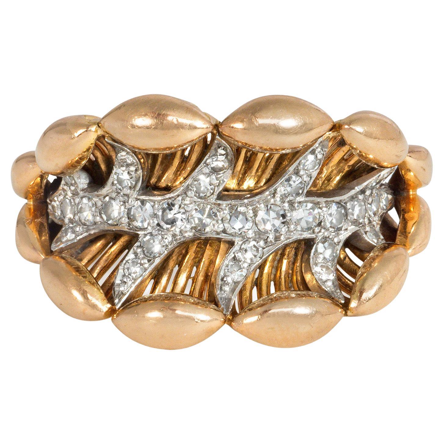 Bague rétro française en or rose et diamants au design stylisé en forme de feuille en vente