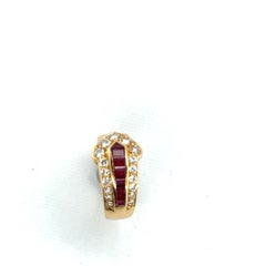 Bague de cravate rétro en or jaune 18 carats, rubis et diamants, circa 1950