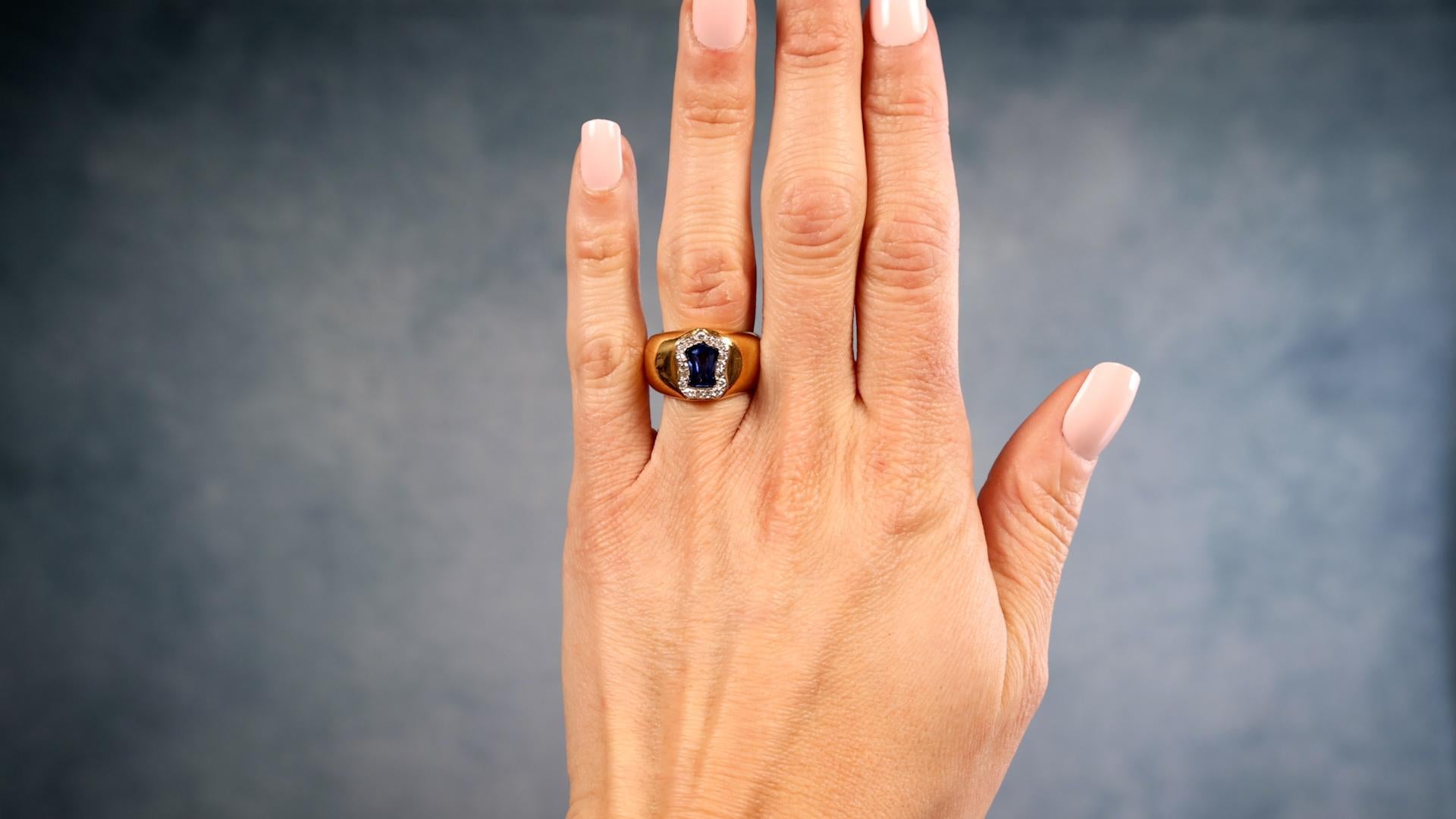 Ein Retro Französisch Saphir und Diamant 18k Gelbgold Platin Band Ring. Mit einem frei geschliffenen Saphir von etwa 1,40 Karat. Akzentuiert durch 14 einzelne und 5 runde Diamanten im Brillantschliff mit einem Gesamtgewicht von ca. 0,20 Karat,