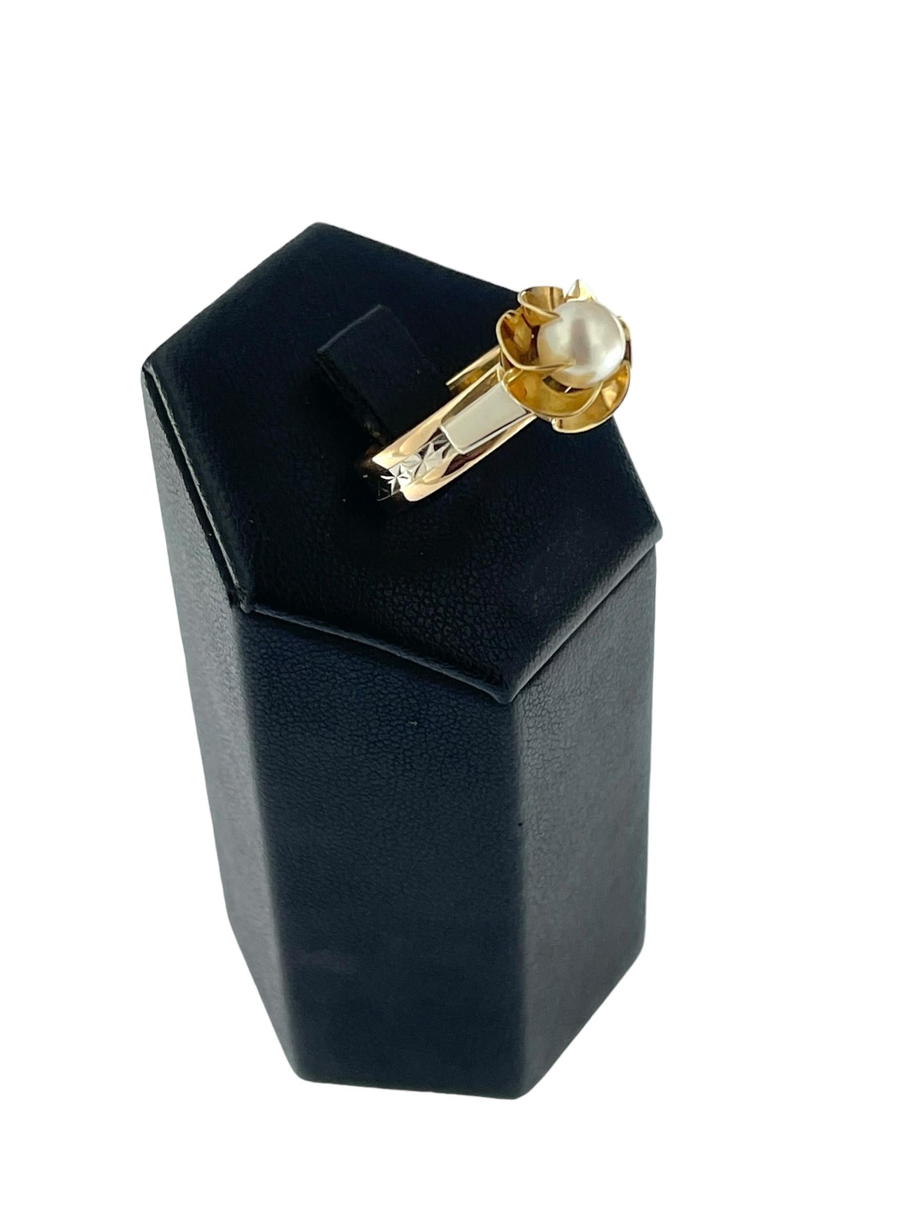 Women's or Men's Retro French Solitaire Gold Ring with Pearl For Sale