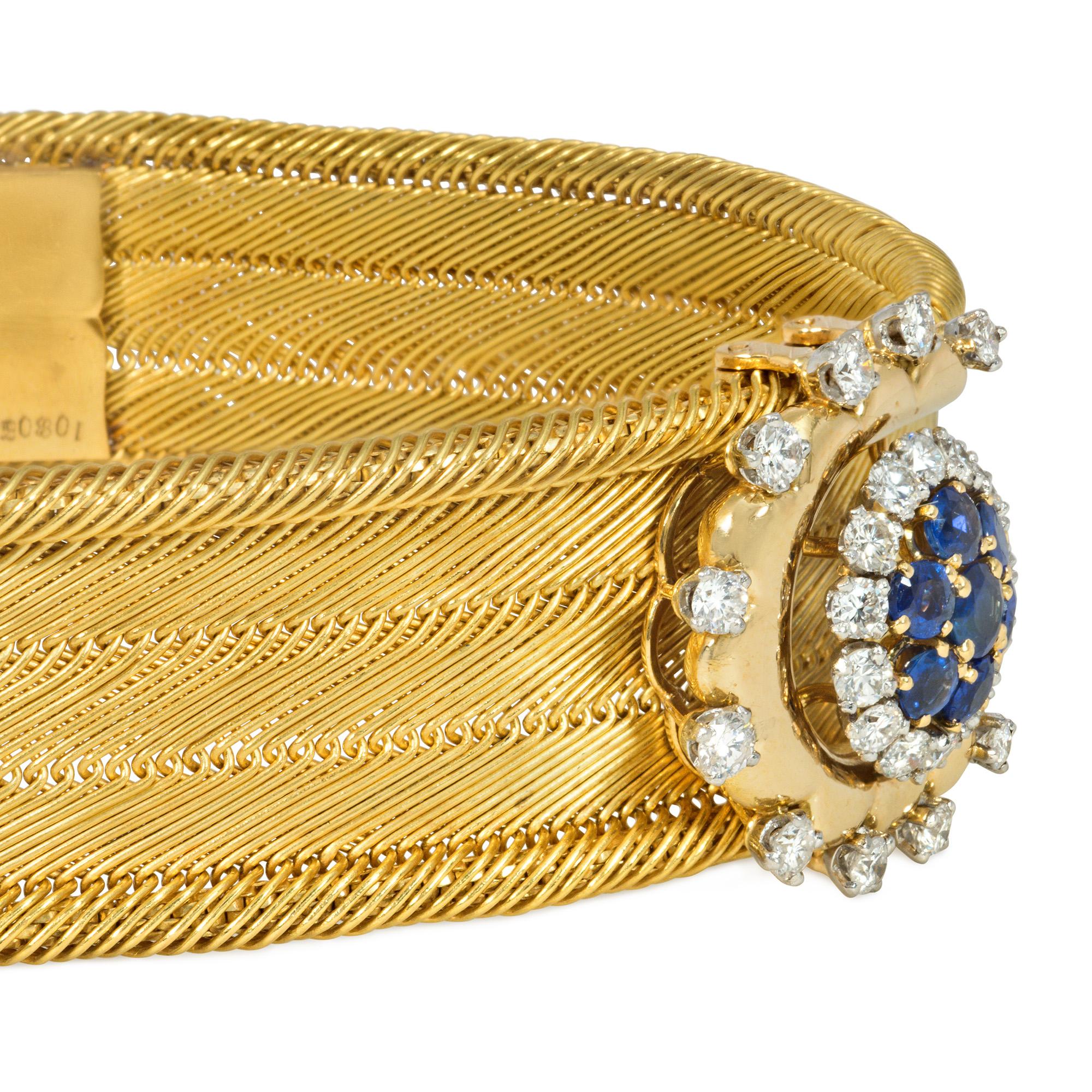 Ein Armband aus Retro-Gold, Saphiren und Diamanten. Das geflochtene Goldarmband hat ein stilisiertes, geknöpftes Design mit einem Saphir- und Diamantencluster und einem gewellten Detail, in 18k und Platin. Frankreich, #108055. Atw-Diamanten 1.56 ct.