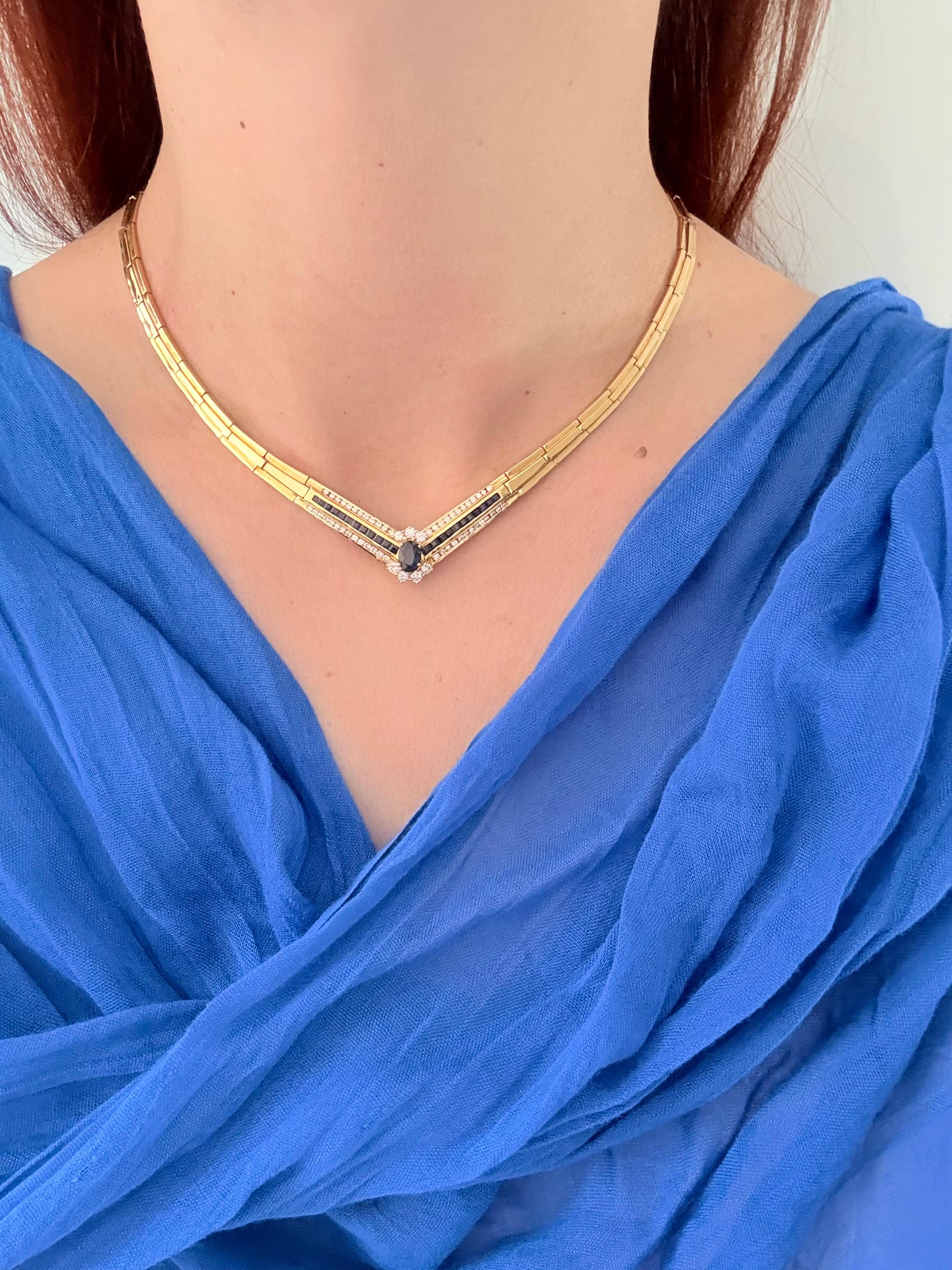 Parte in pietra : Larghezza: 5 cm, lunghezza: 1,3 cm, profondità: 1 cm

Questa squisita collana a girocollo francese retrò è un esempio di eleganza e maestria della metà del XX secolo. Sapientemente realizzato in oro giallo 18 carati, presenta un