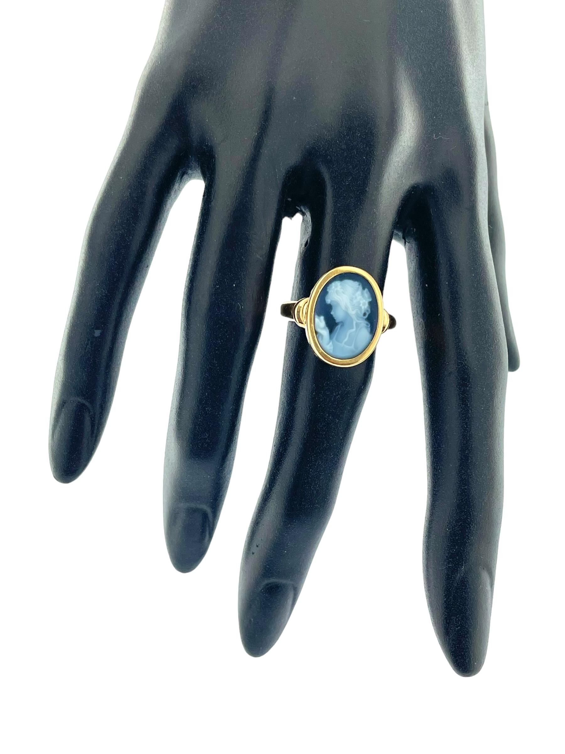 Women's or Men's Retro French Yellow Gold Ring with Agate Cameo For Sale