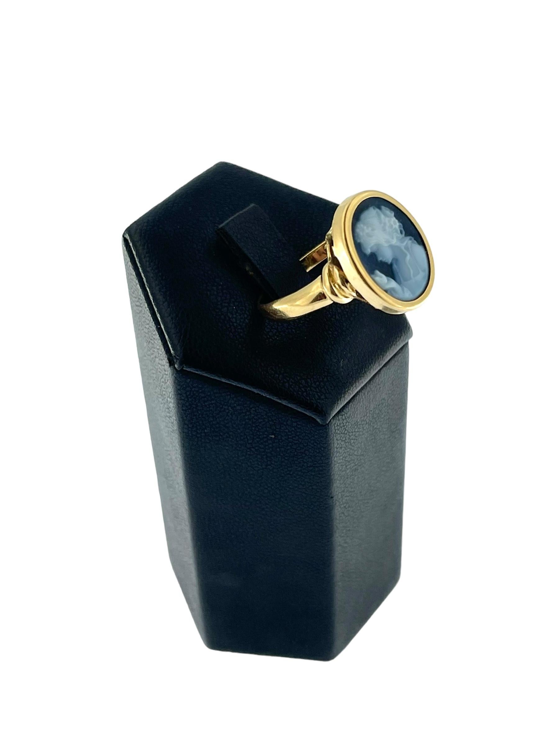 Retro French Yellow Gold Ring with Agate Cameo For Sale 1