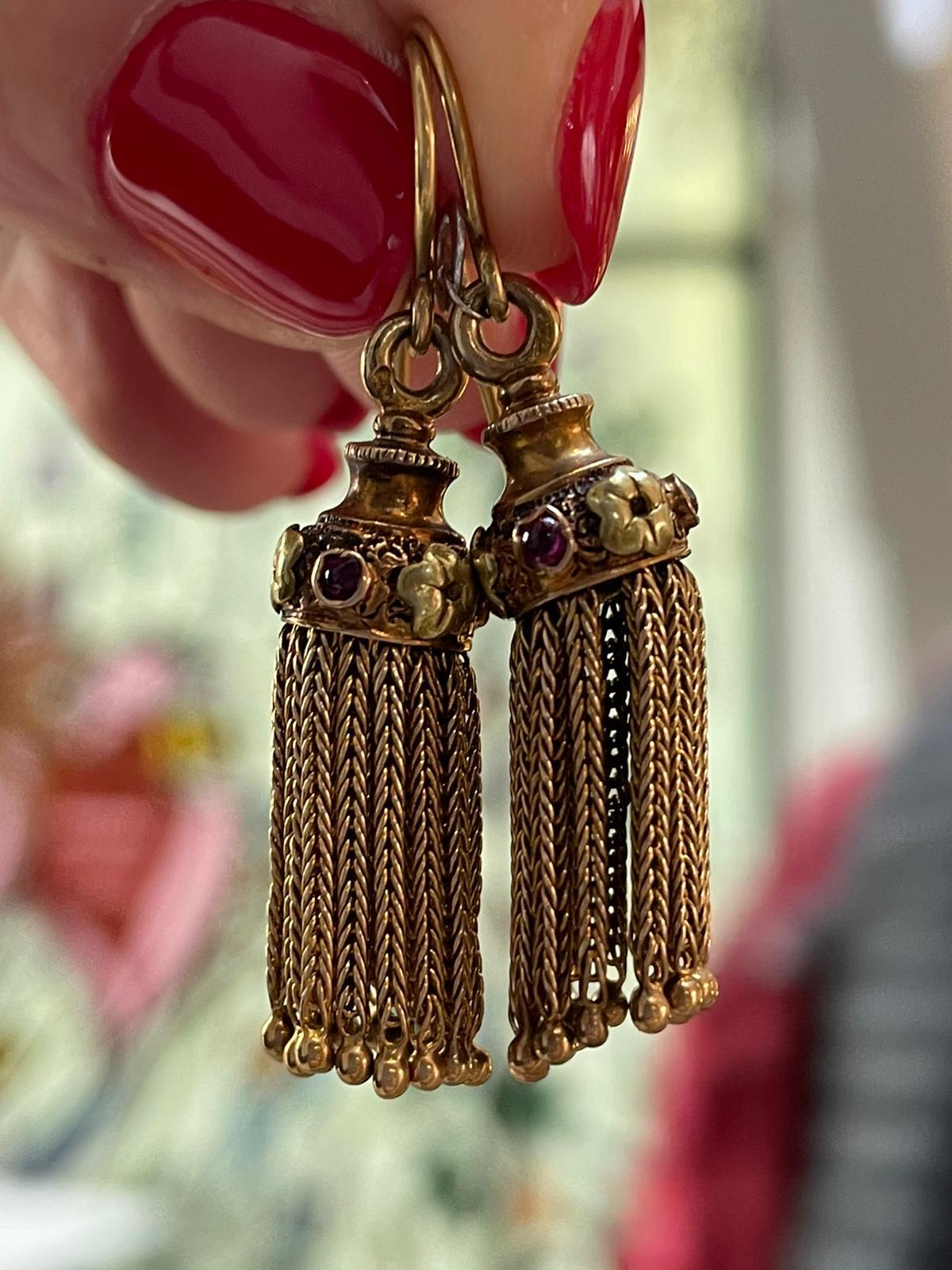 Cabochon Retro Fringed Earrings with Garnets Set in 18 Karat Yellow Gold, Circa 1950