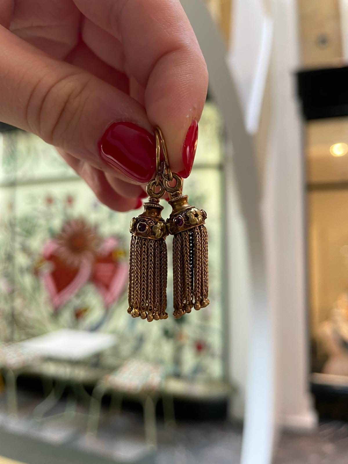 Retro Fringed Earrings with Garnets Set in 18 Karat Yellow Gold, Circa 1950 In Good Condition In London, GB