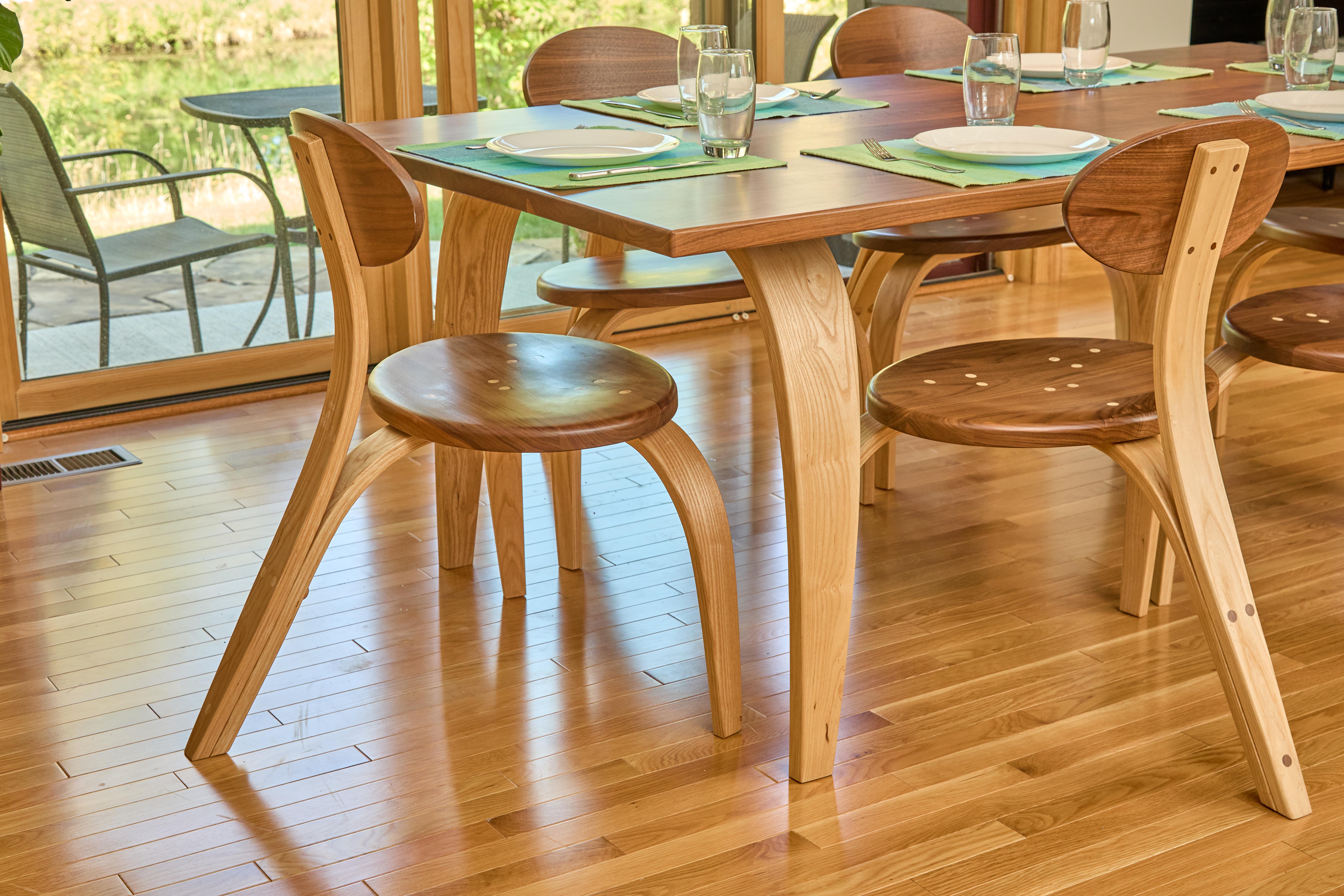 La sedia da pranzo Jetsons affronta il futuro con ottimismo e divertimento. Il Wood e il frassino danno vita a un look bicolore. Un tavolo da pranzo coordinato di Jambosco è in arrivo.

La sedia da pranzo Jetsons viene consegnata con il guanto