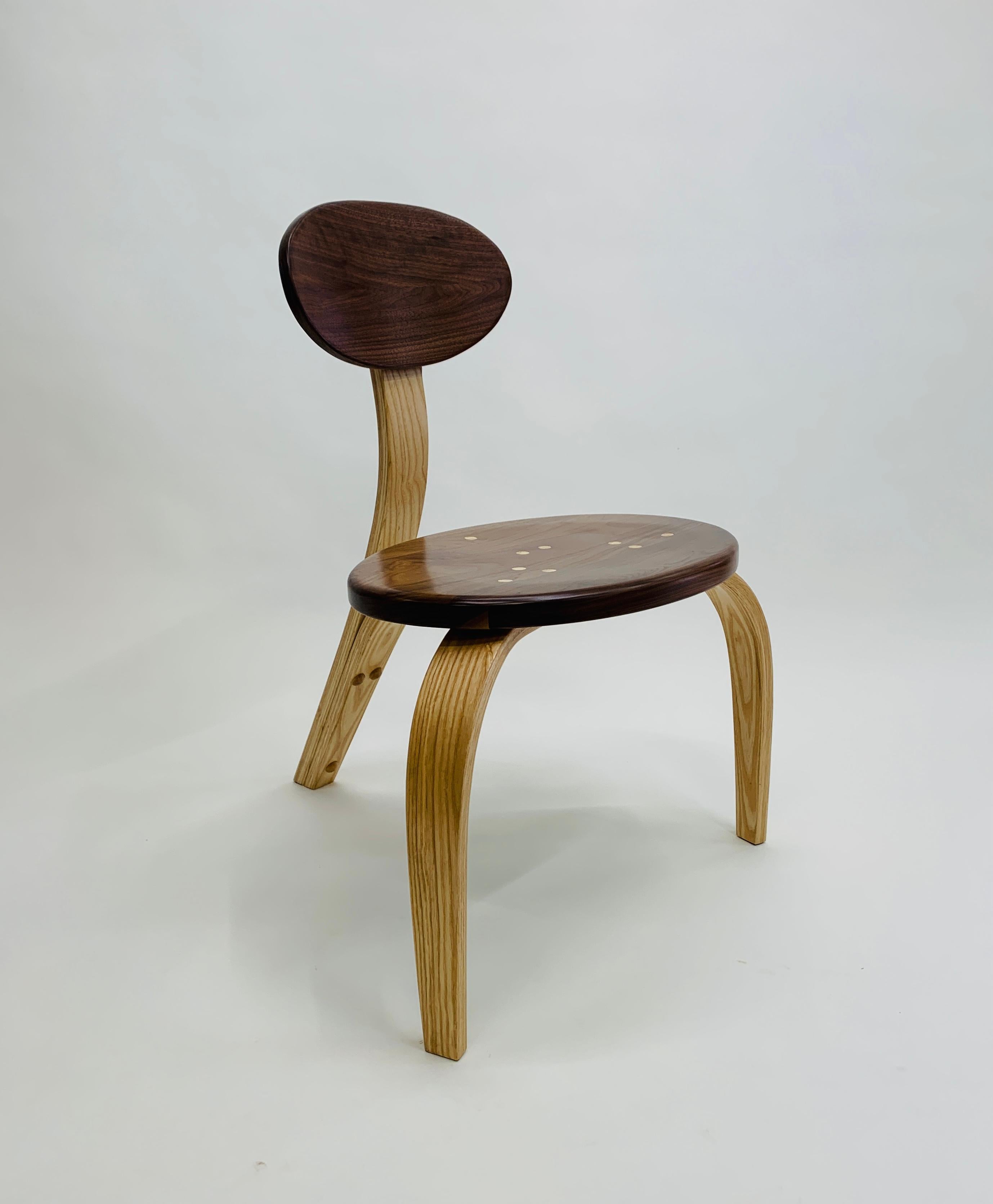 L'ensemble de salle à manger Jetsons fait face à l'avenir avec style et amusement.  Le noyer et le frêne donnent un aspect bicolore.  L'ensemble de salle à manger Jetsons comprend la table à manger Jetsons et six (6) chaises à manger