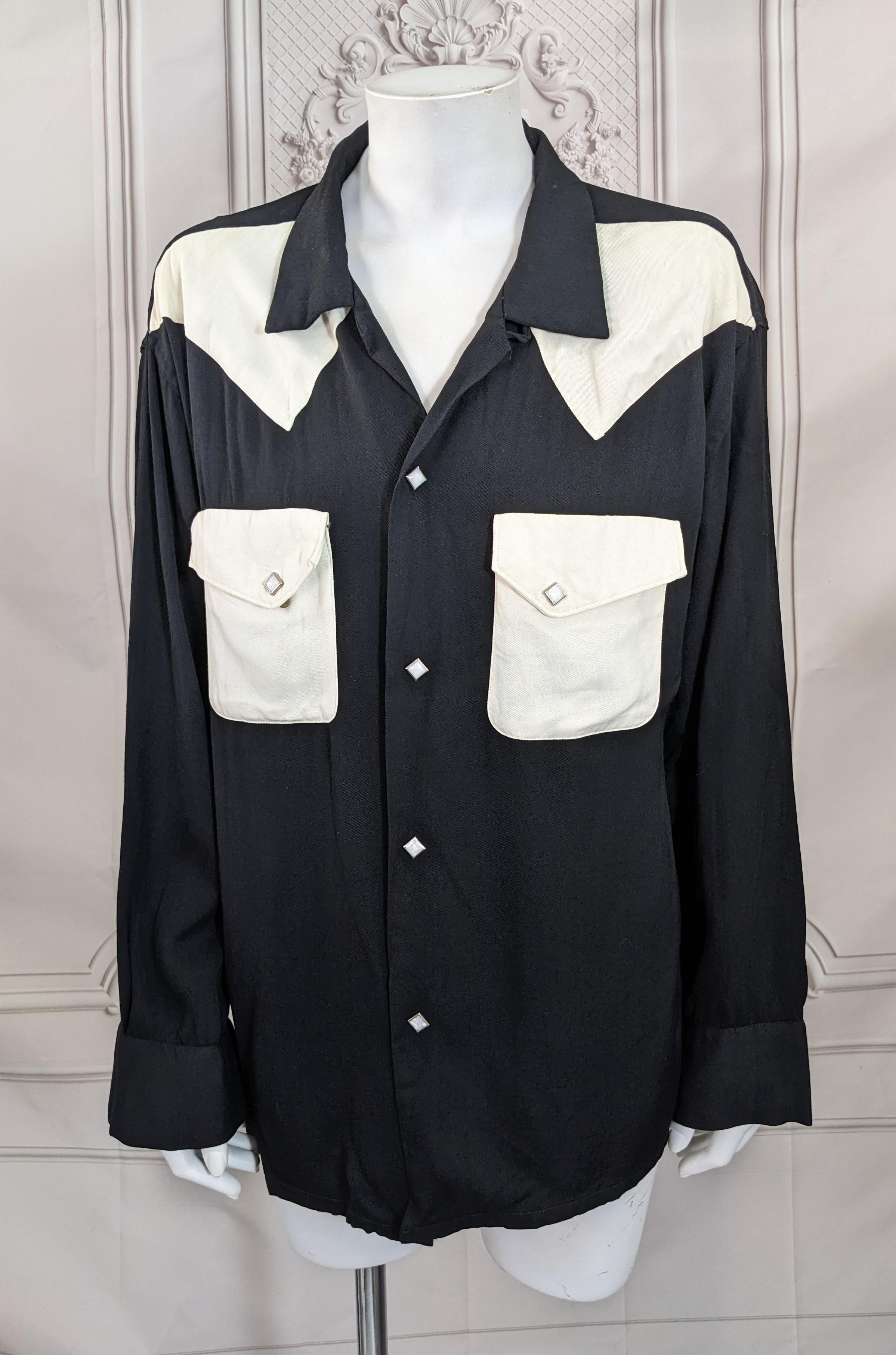 Camicia da cowboy in gabardina retrò in twill di rayon degli anni Cinquanta. Grafica In twill morbido bianco e nero a contrasto con chiusure a scatto MOP. Marcato L, taglia femminile. Anni '50 USA. 