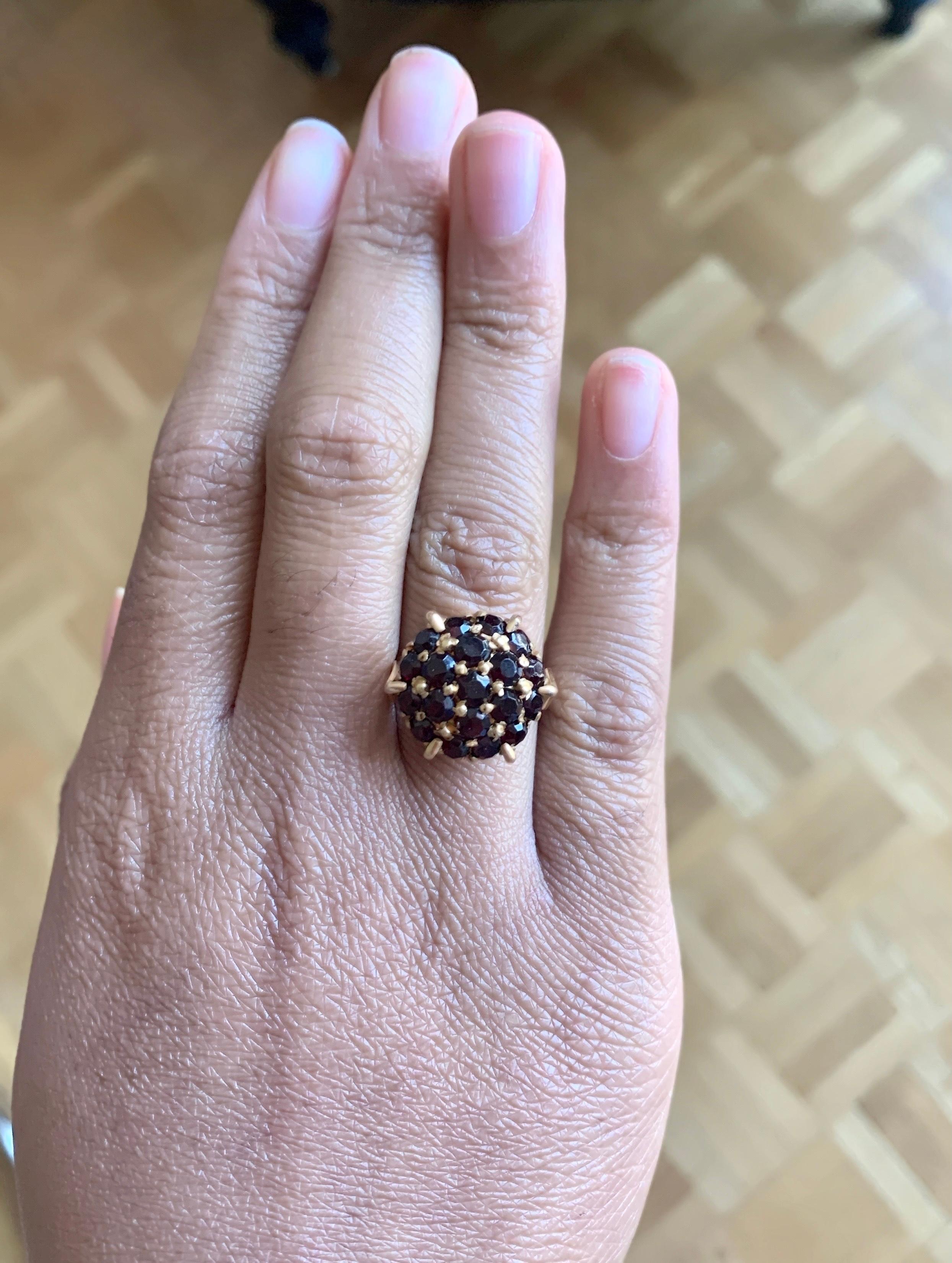 Retro Garnets Pave 18 Carats Yellow Cocktail Gold Ring In Excellent Condition In Paris, FR