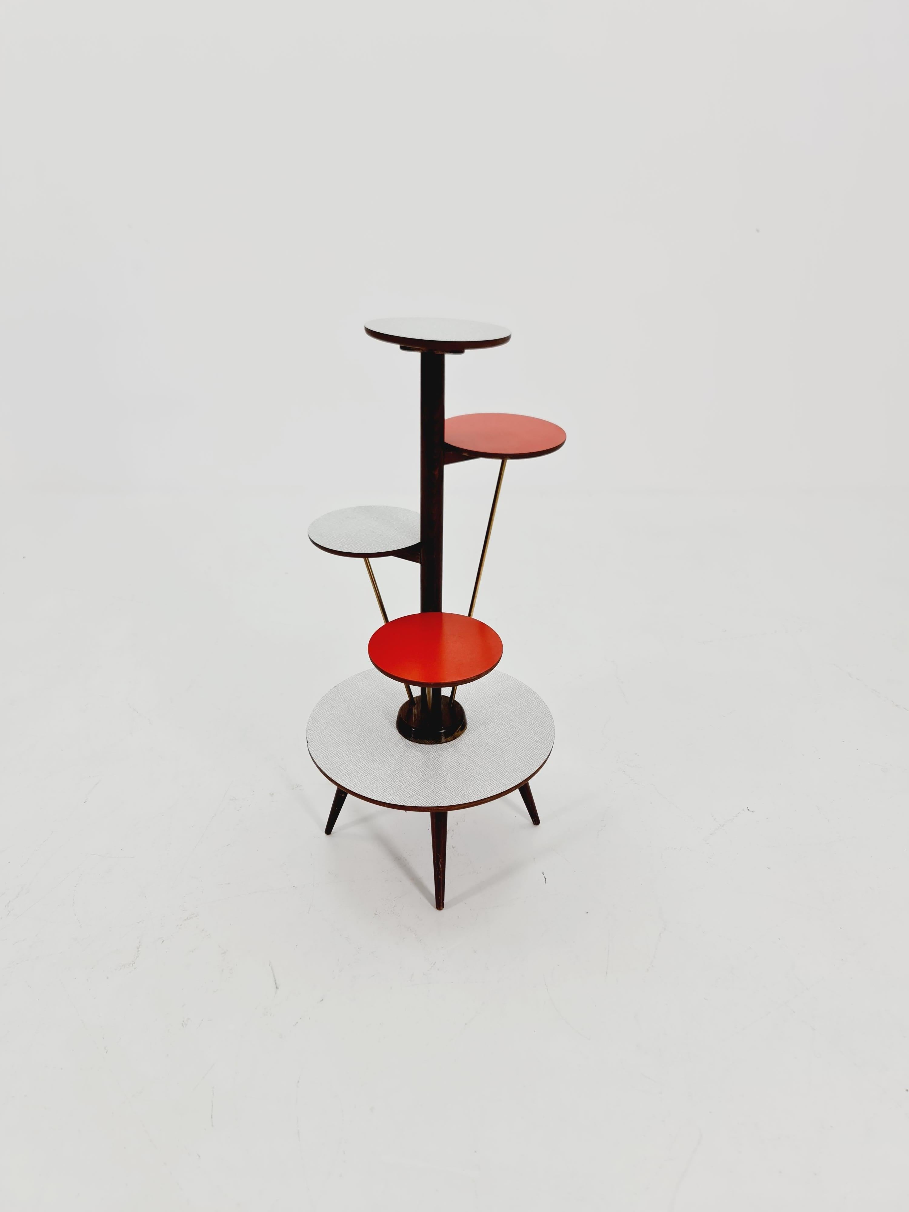 BIG 1950s German Plant Stand, Colorful Vintage Mid-Century Minimalist Indoor Plant Stand Side Table Retro flower table

Il inspire par son design extraordinaire et attirait tous les regards dans les foyers.

Utilisé pour présenter des plantes et