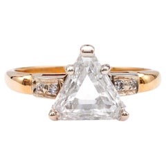 Anillo retro GIA de oro de 14k con diamante de corte triangular de 1,81 quilates