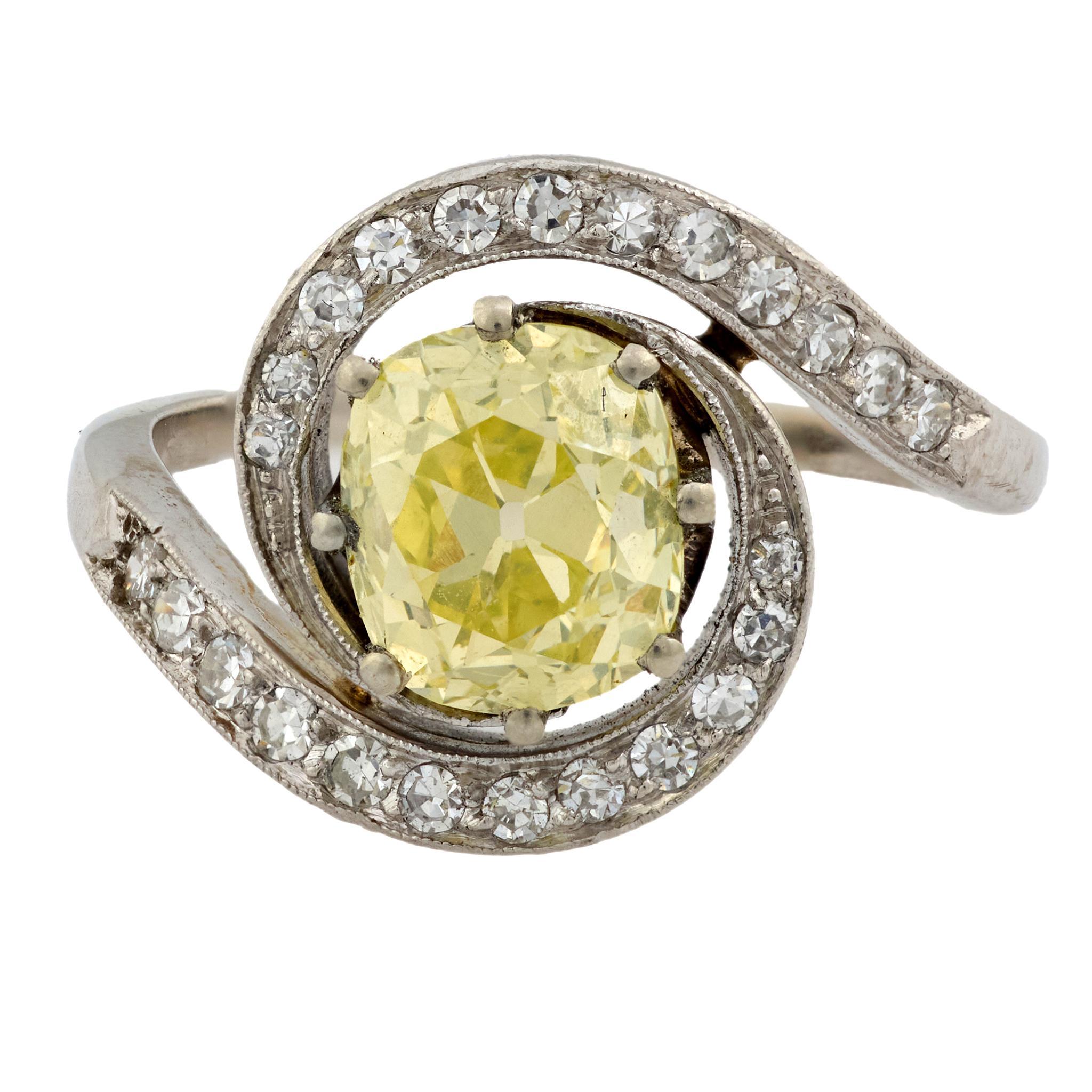 Rétro Bague rétro GIA 2,08 carats diamant jaune fantaisie 14k or blanc tourbillon en vente