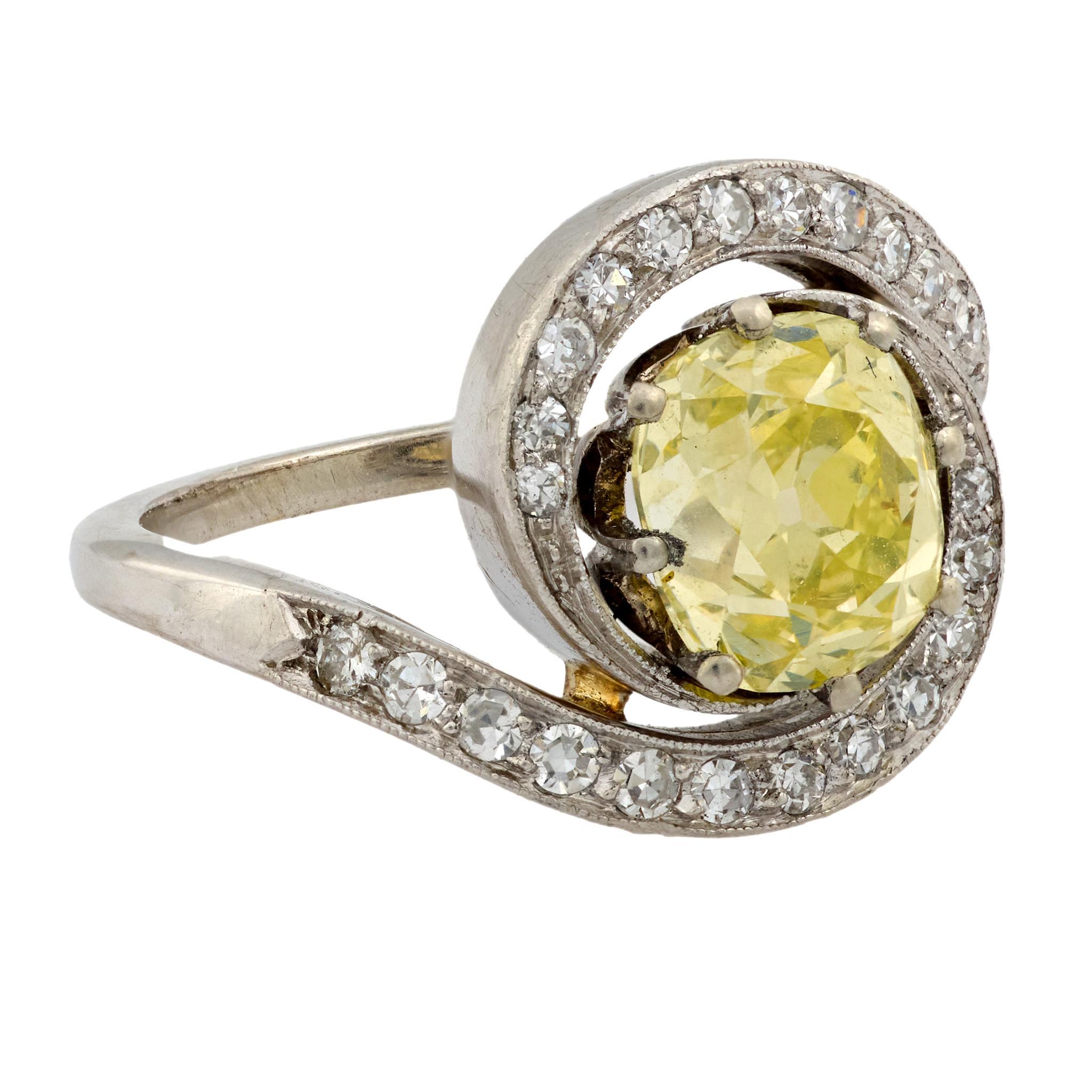 Taille vieille mine Bague rétro GIA 2,08 carats diamant jaune fantaisie 14k or blanc tourbillon en vente