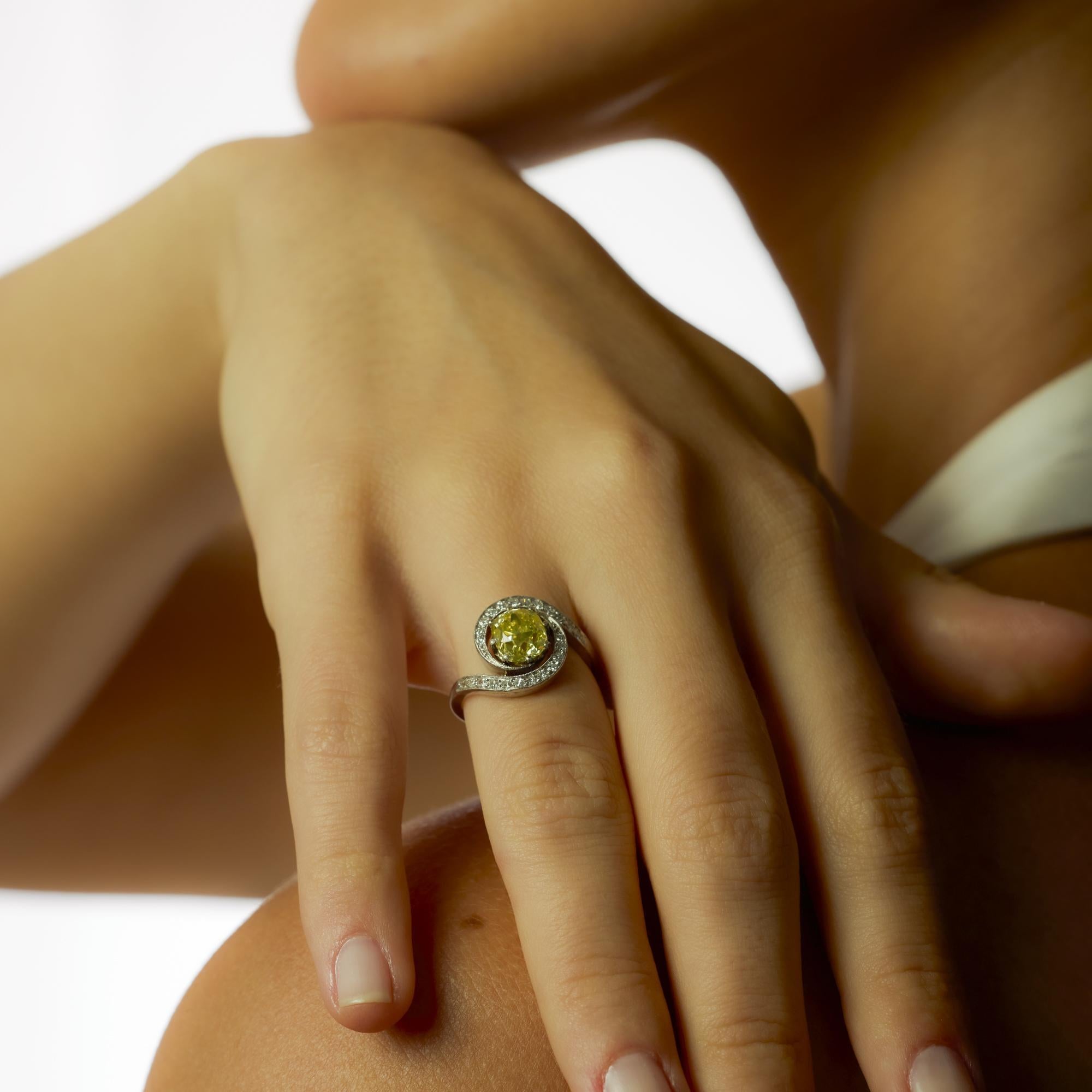 Bague rétro GIA 2,08 carats diamant jaune fantaisie 14k or blanc tourbillon Bon état - En vente à Beverly Hills, CA
