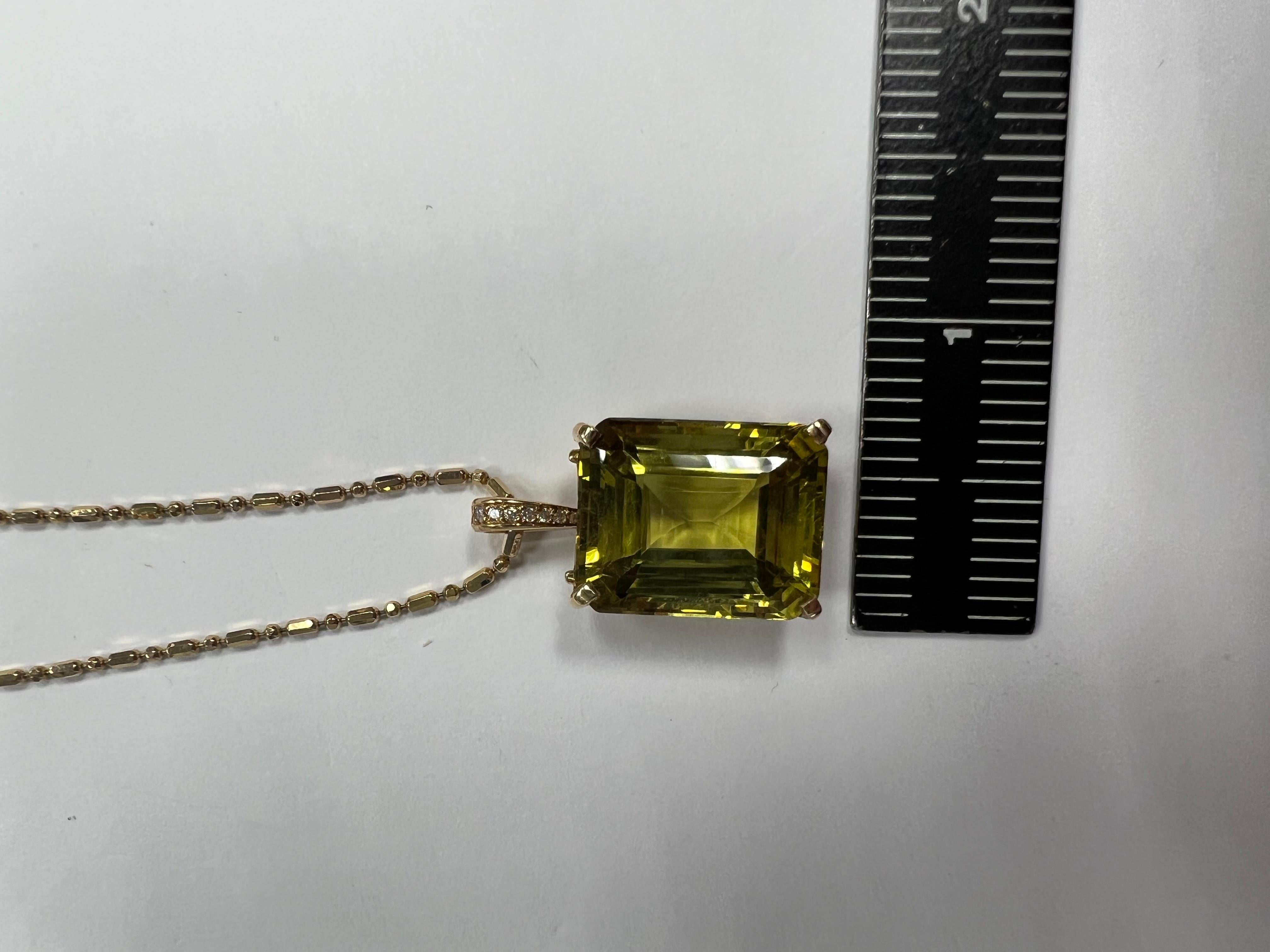 Retro GIA Certified 23.67 Carat Greenish Yellow Natural Chrysoberyl Gold Pendant For Sale 1