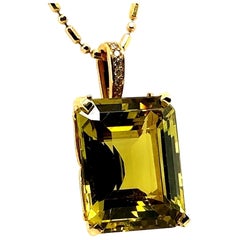 Ciondolo in oro retrò certificato GIA da 23,67 carati di crisoberillo naturale giallo verdastro