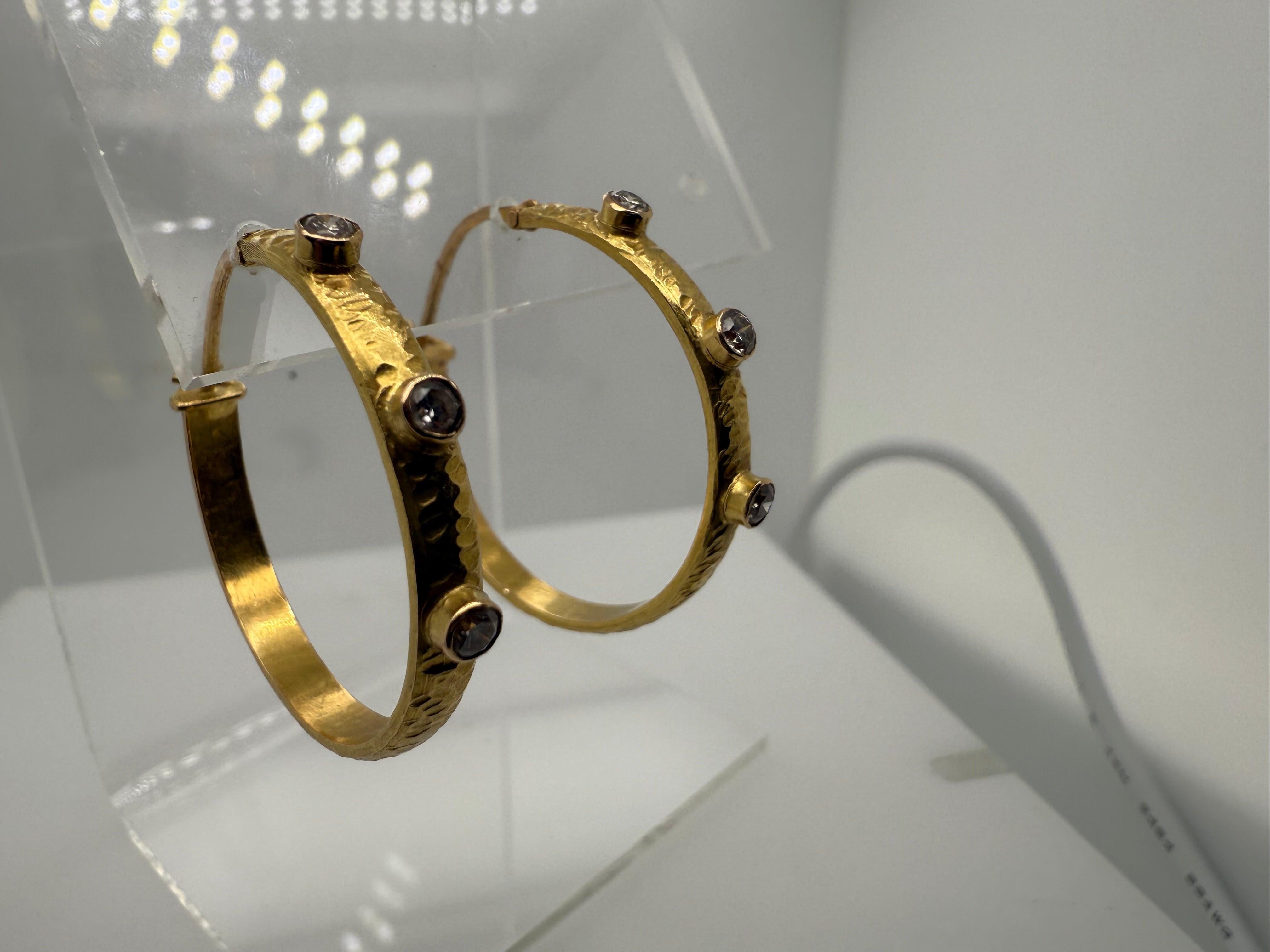Retro Gold 0.30 Carat Natural Colorless Diamond Hammered Hoop Earrings In Good Condition For Sale In Los Angeles, CA