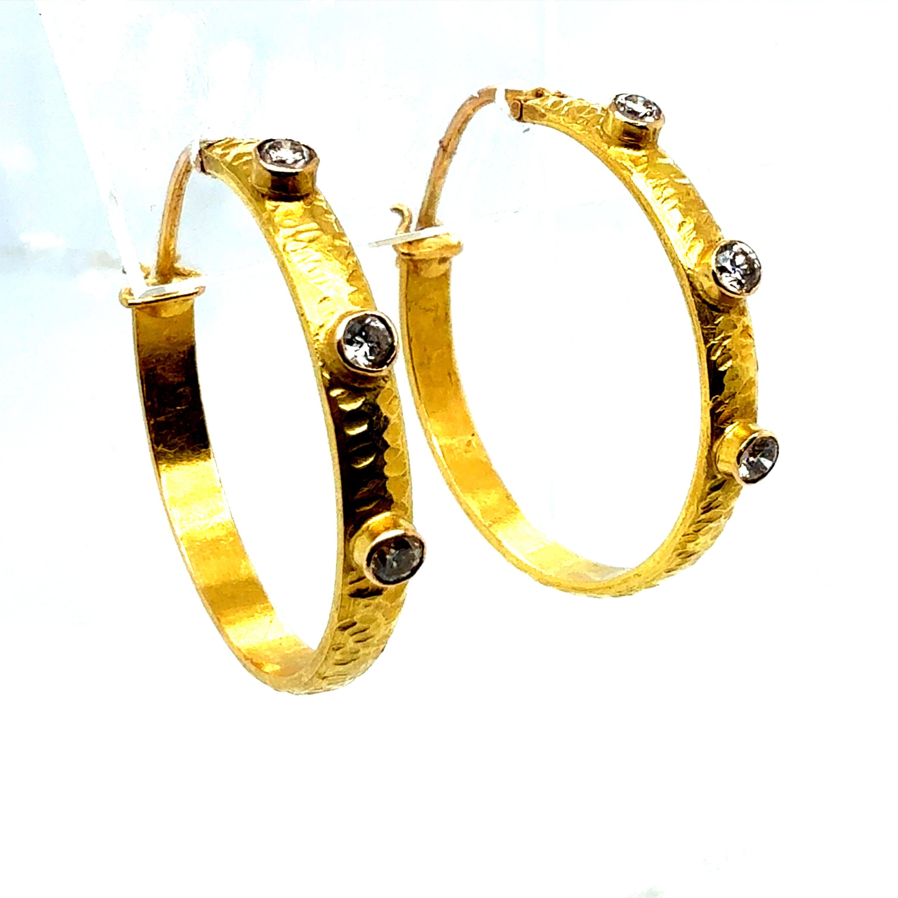 Retro Gold 0.30 Carat Natural Colorless Diamond Hammered Hoop Earrings For Sale 2