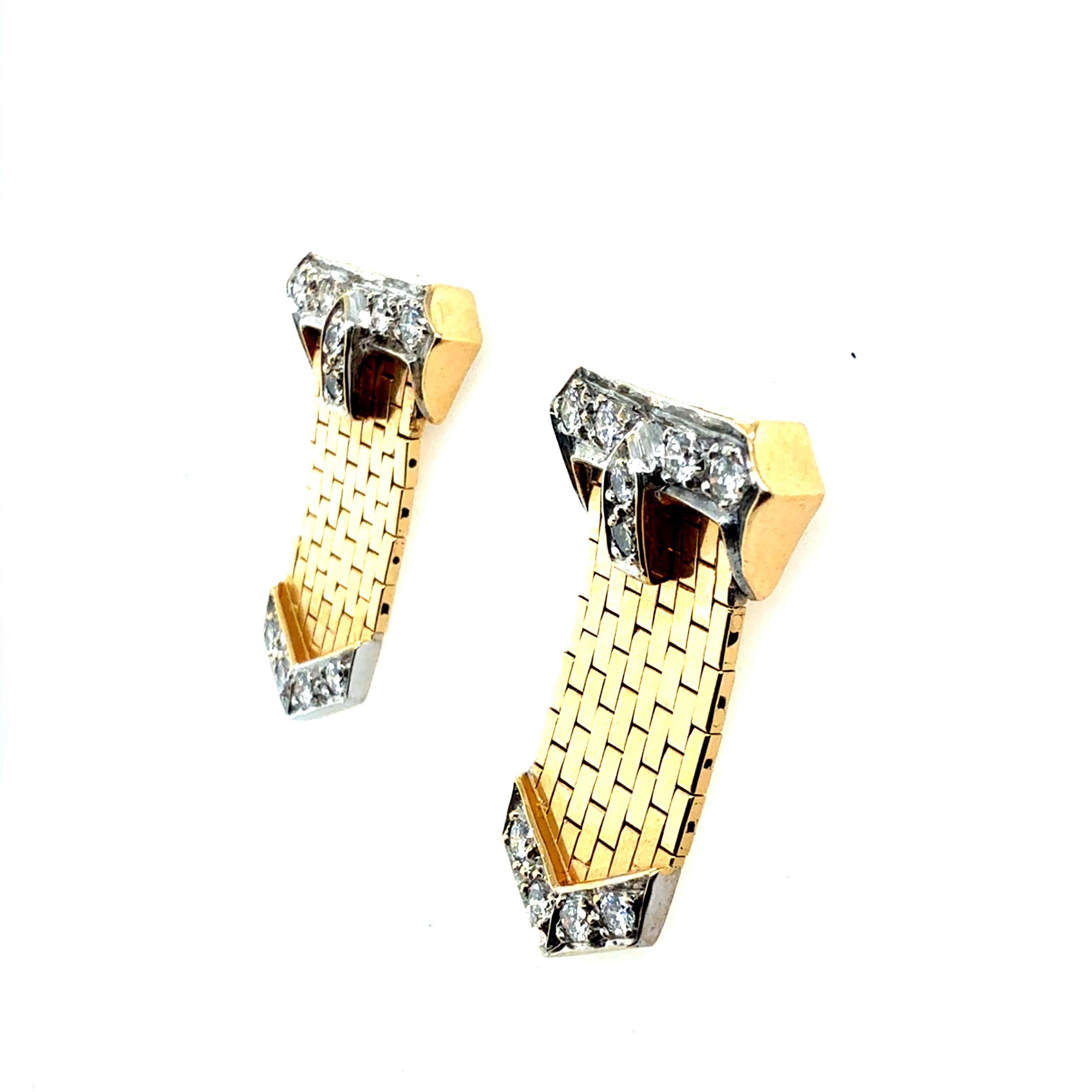 Orecchini a fibbia in oro retrò, circa 1980, con 20 diamanti naturali rotondi taglio brillante, incolori, per un peso totale di circa 0,60 carati. Gli orecchini misurano circa 1 pollice di lunghezza per 10 mm di larghezza e pesano complessivamente