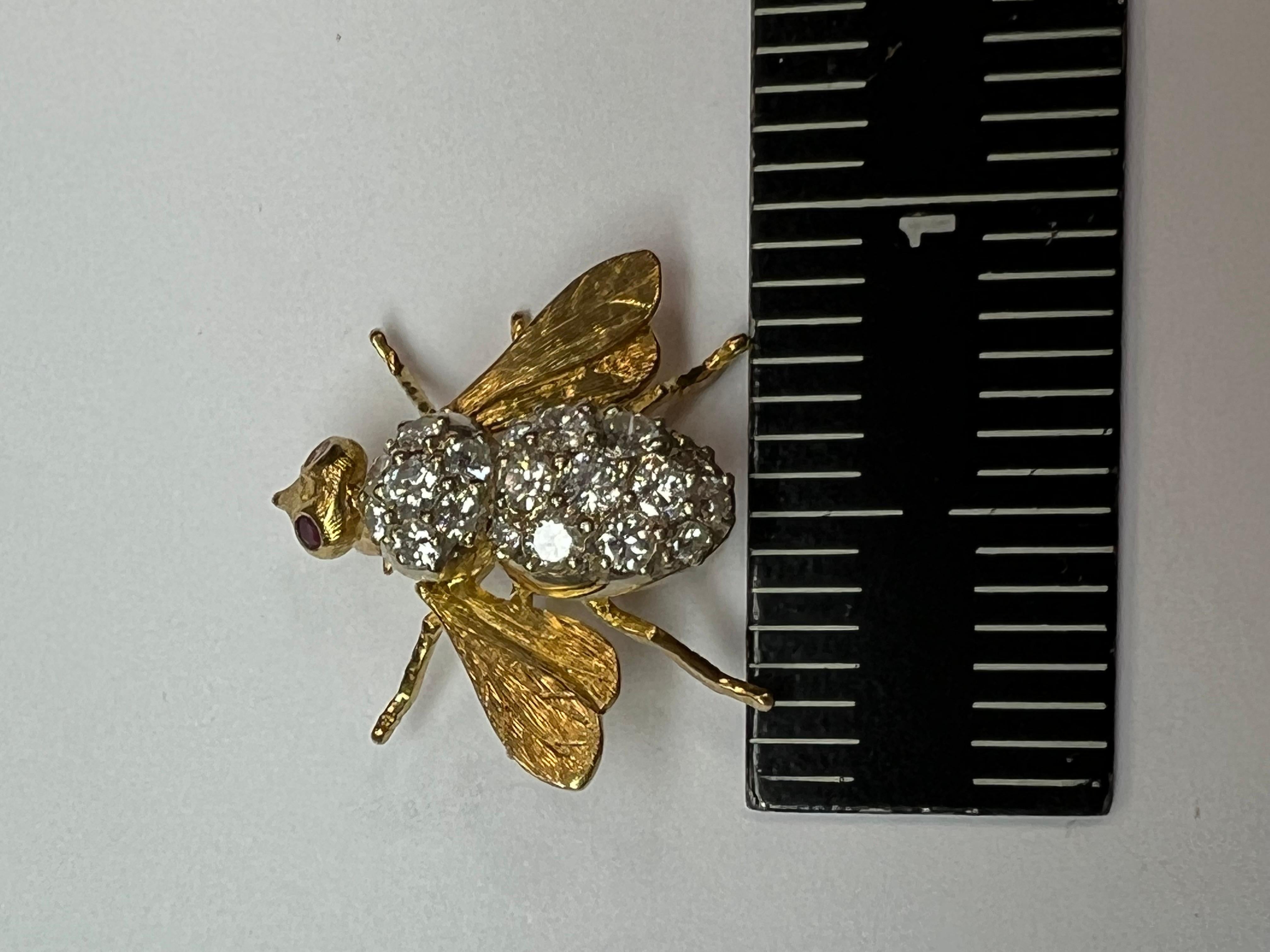 Women's or Men's Retro Gold 0.75 Carat Natural Round Ruby & Diamond Bee Pin Brooche, Circa 1950 For Sale