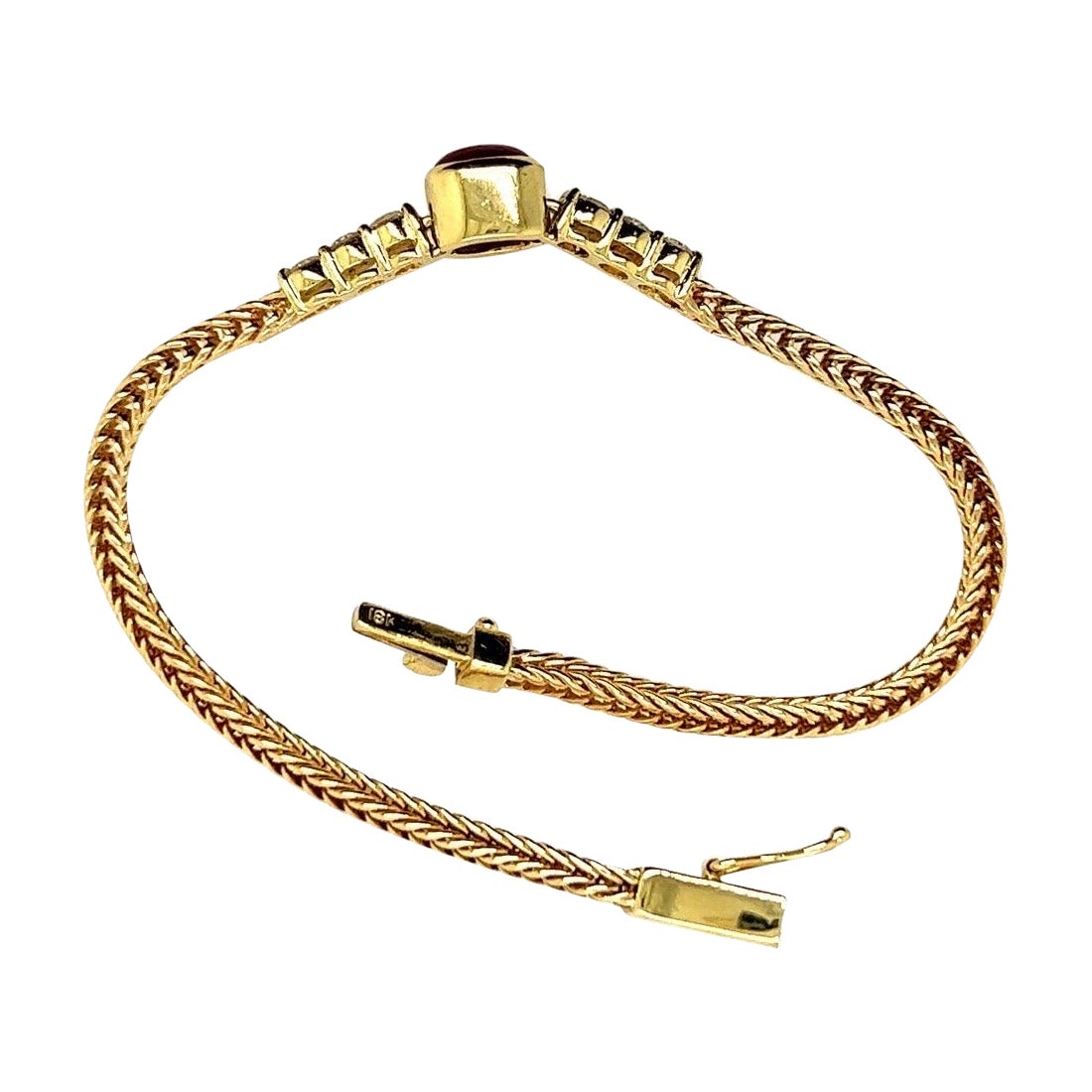 Bracelet rétro en or jaune 18k 1 carat diamant naturel et rubis rouge cabochon Circa 1970.

Le cabochon de rubis central mesure environ 7,2 x 5,2 mm. Les diamants sont de couleur H et de pureté VS.

Le bracelet mesure 7 pouces de long et pèse 10,6